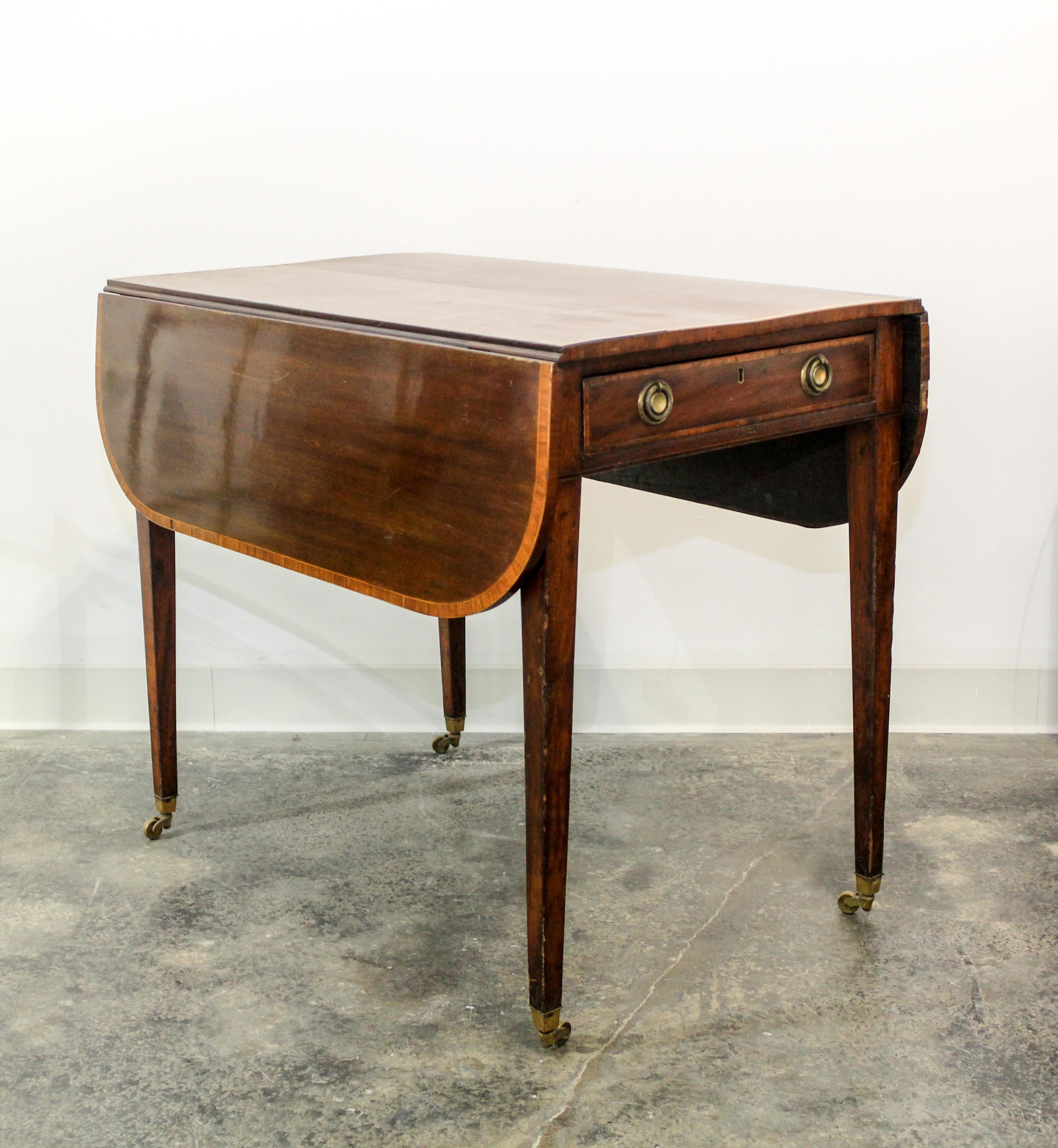 An English Pembroke Table Height 27 1/2 inches. — 19TH CENTURY