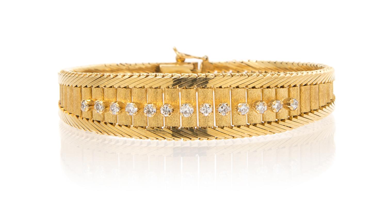 An 18 Karat Yellow Gold and Diamond Link Bracelet, Italian, 20.00 dwts.