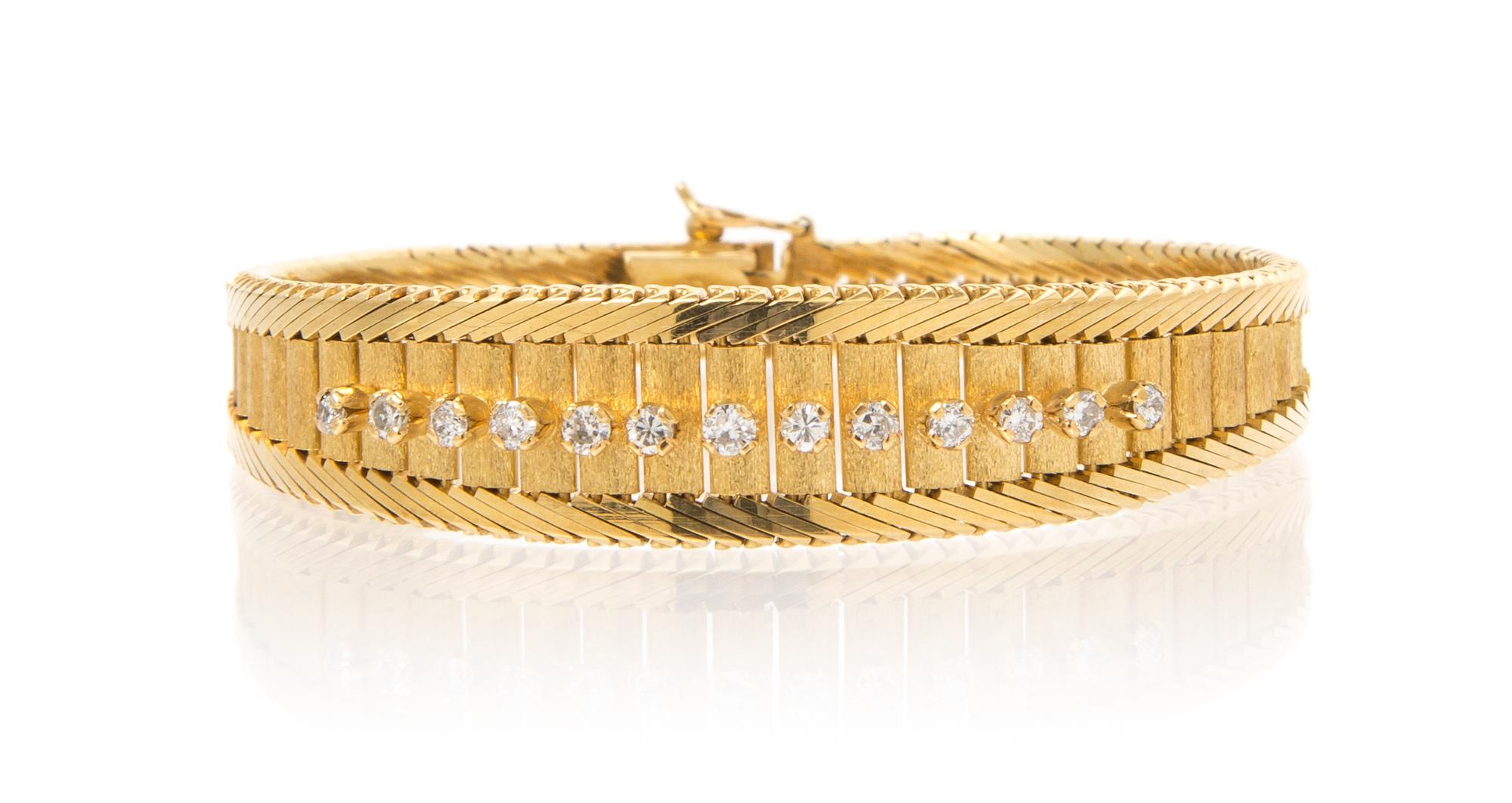 An 18 Karat Yellow Gold and Diamond Link Bracelet, Italian, 20.00 dwts.