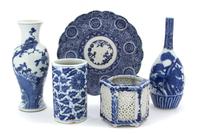 Six Miscellaneous Asian Blue and White Items Height of tallest 8 1/2 inches. — 20TH CENTURY