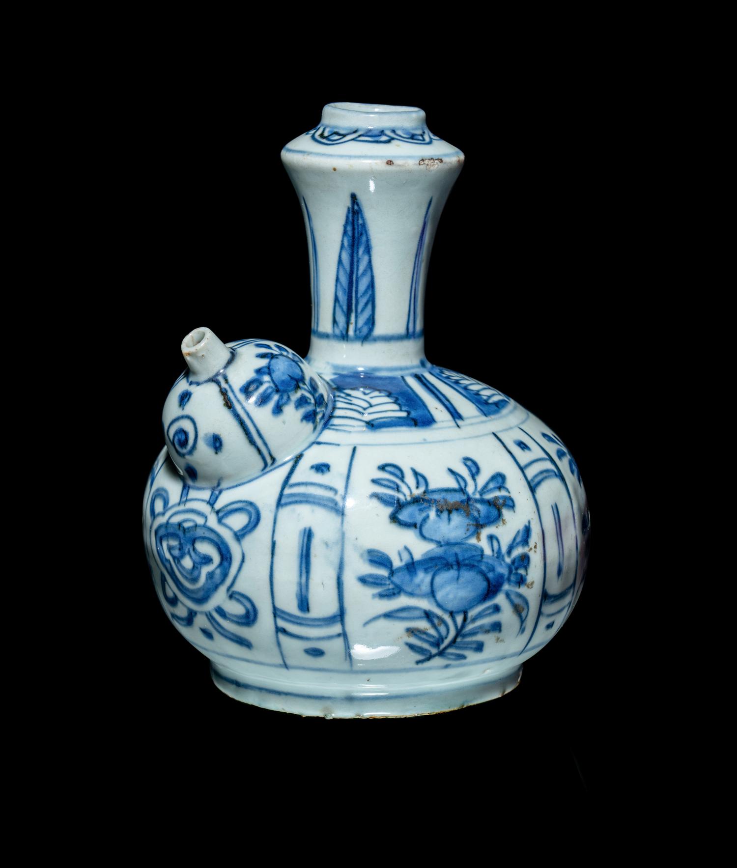 A Chinese Export Blue and White Porcelain Kendi, Wanli Period 明萬曆 青花軍持
