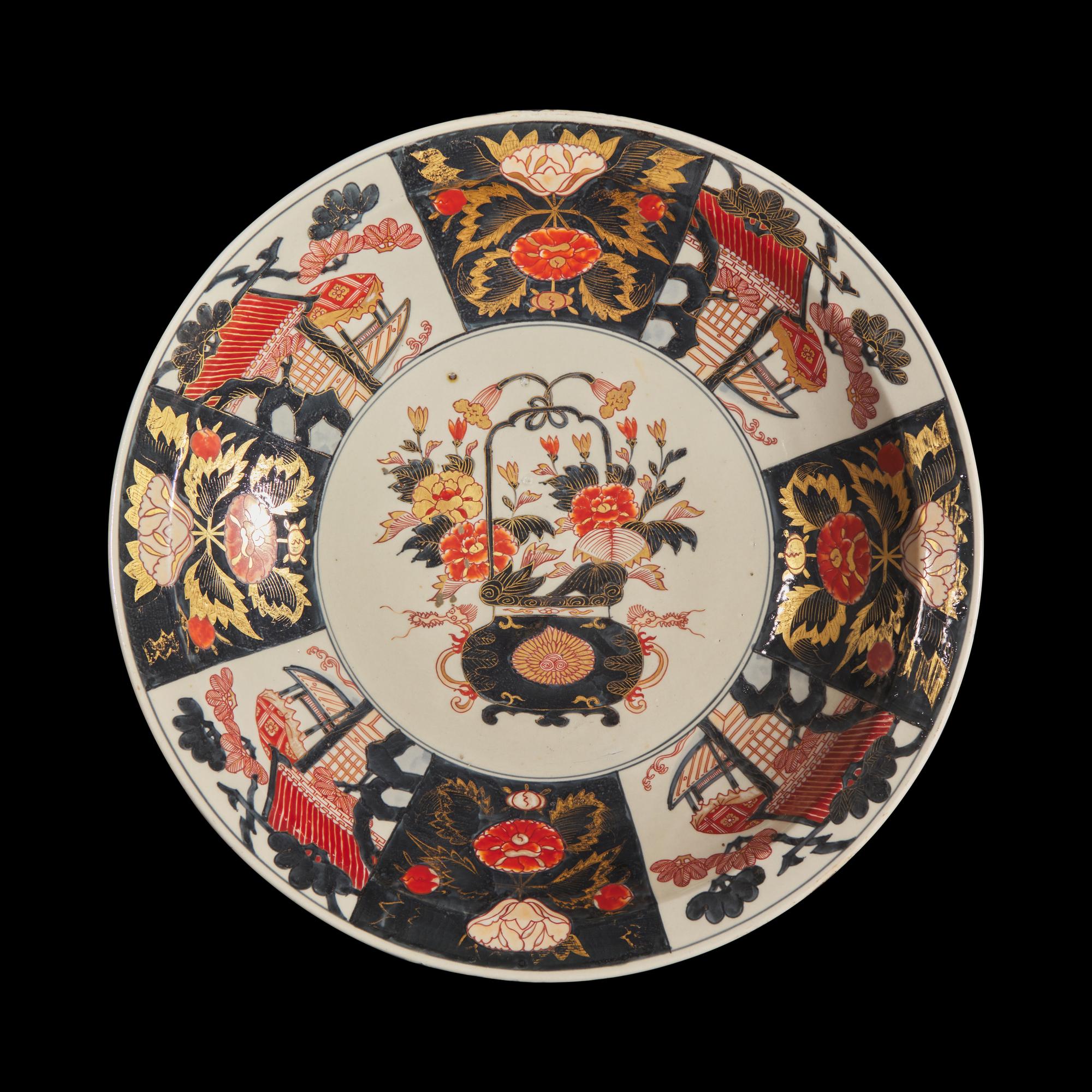 A Very Large Japanese Imari Porcelain Dish, Circa 1700-1750 日本 1700-1750 伊萬里烧花卉紋賞盤