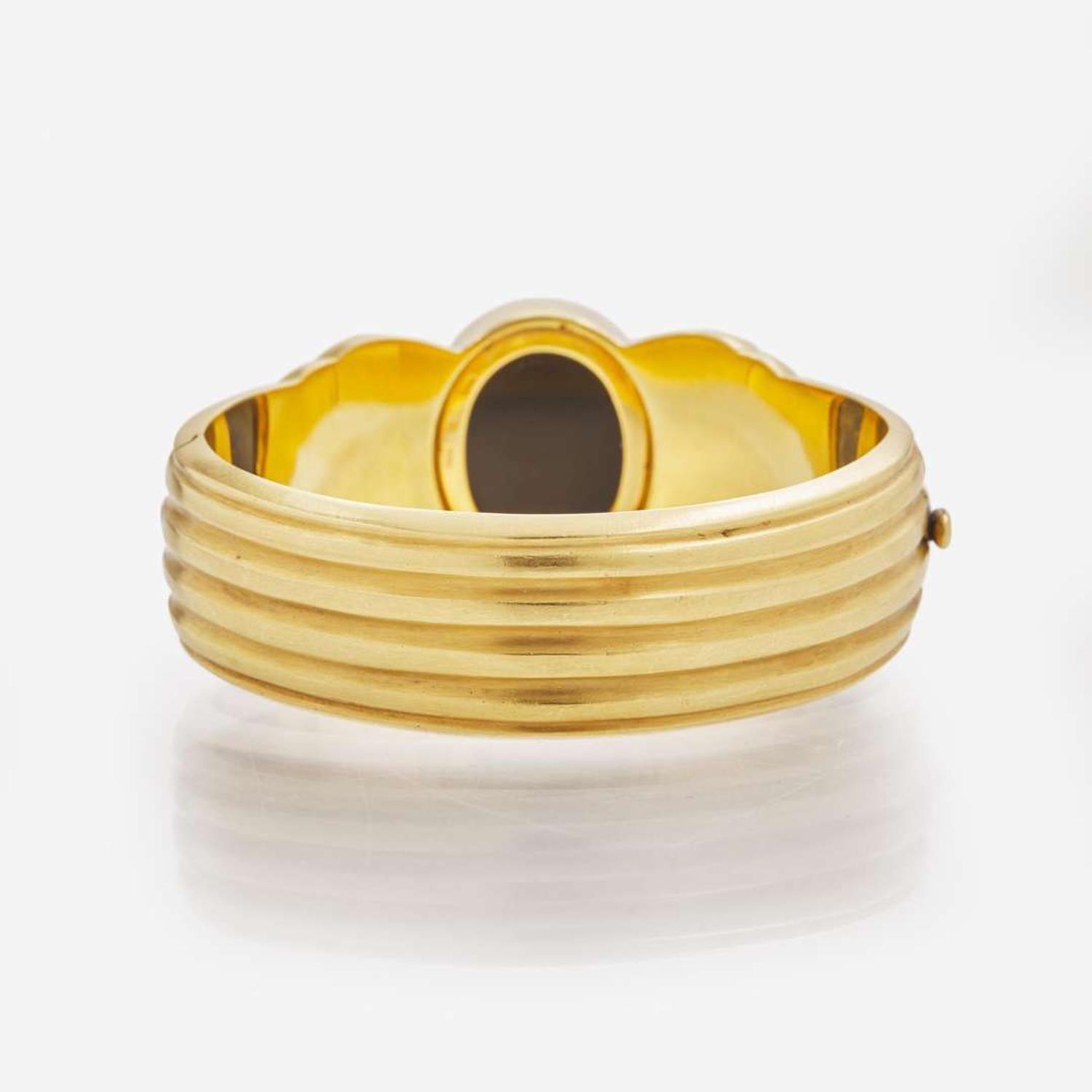 An 18K Yellow Gold Intaglio Bangle