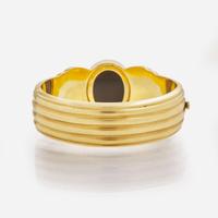 An 18K Yellow Gold Intaglio Bangle