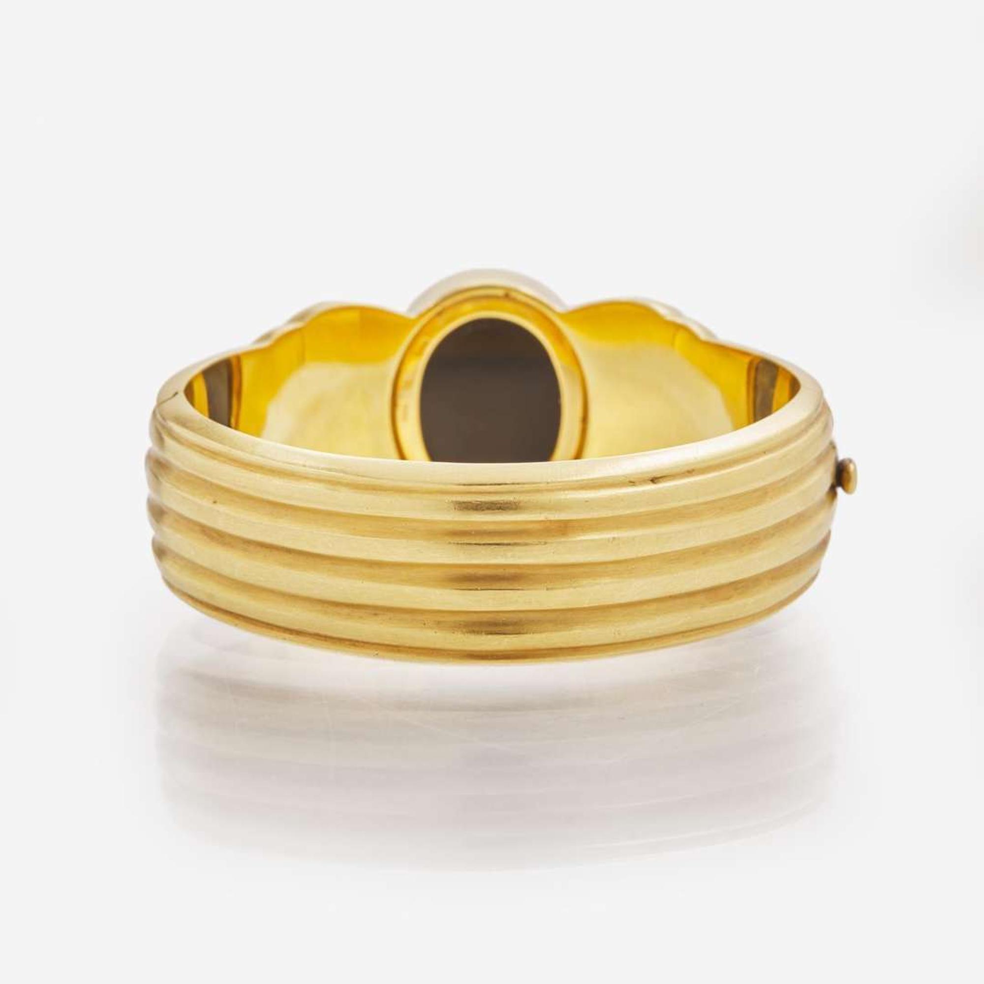An 18K Yellow Gold Intaglio Bangle