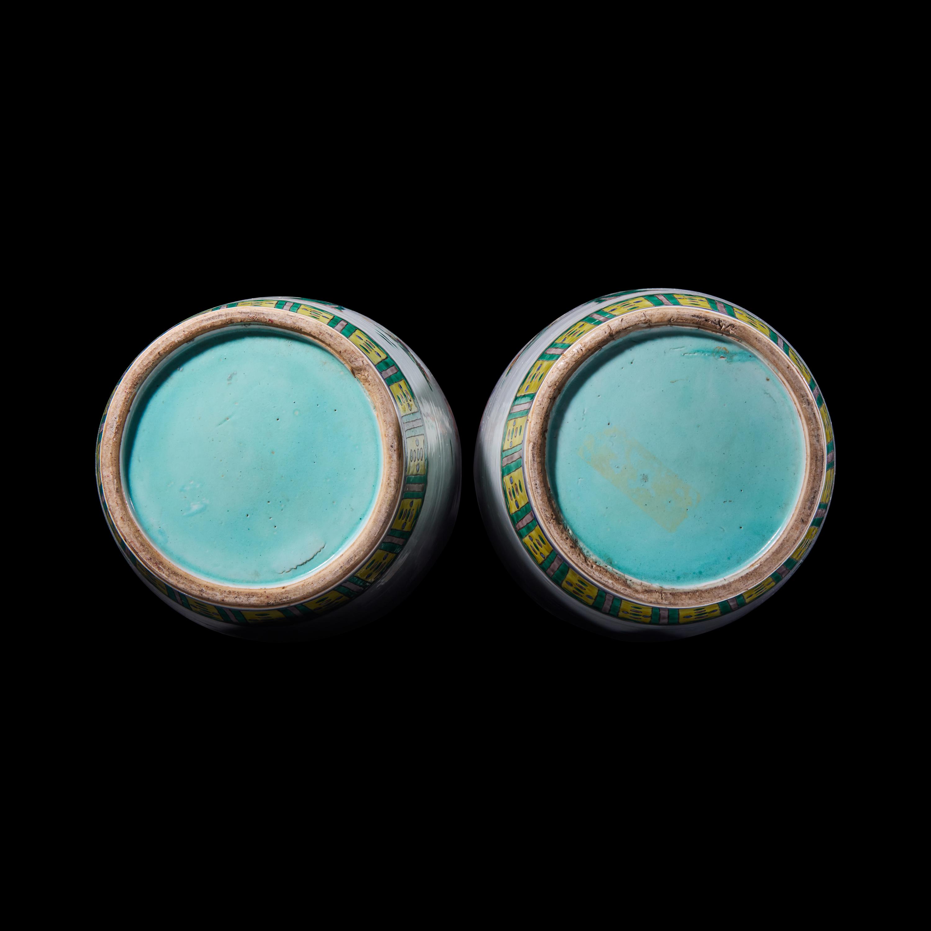 A Large Pair of Chinese Famille Verte Porcelain Vases 五彩人物圖大瓶一對