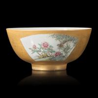 A Chinese Gold Ground Famille Rose Bowl, 20th Century — 近代 金地開光粉彩花鳥圖碗