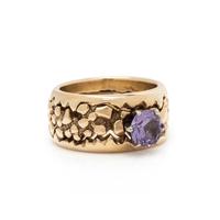 YELLOW GOLD AND COLOR-CHANGE SYNTHETIC SAPPHIRE RING