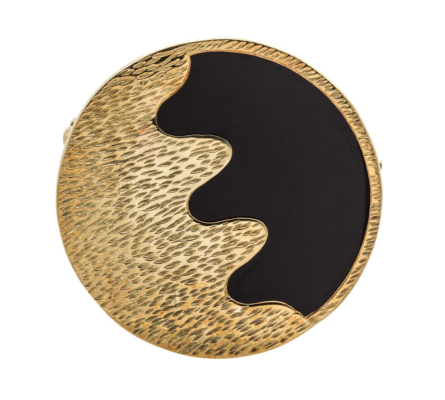 A Yellow Gold and Onyx Brooch, 17.20 dwts.