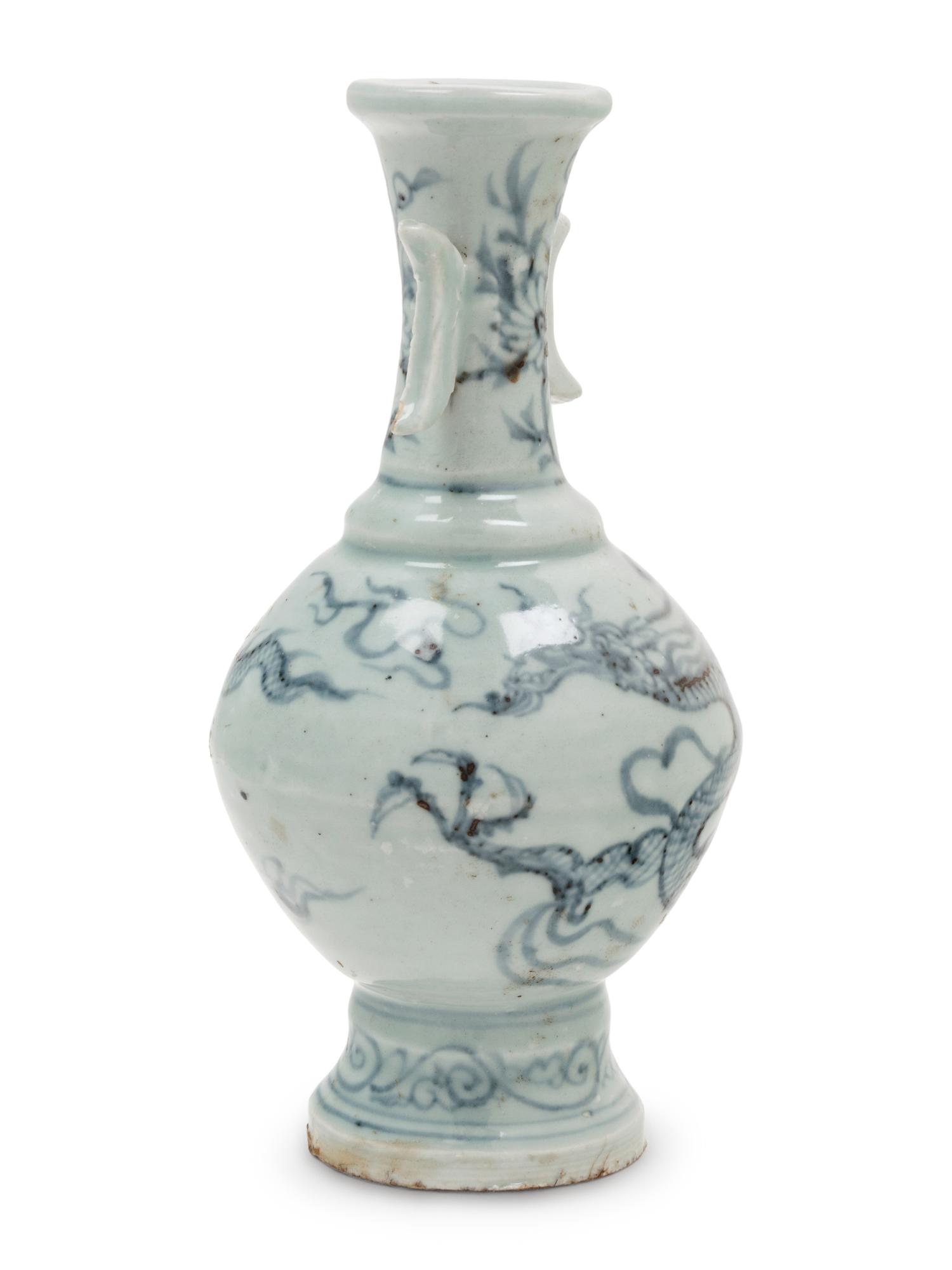 A Blue and White Porcelain 'Dragon' Vase