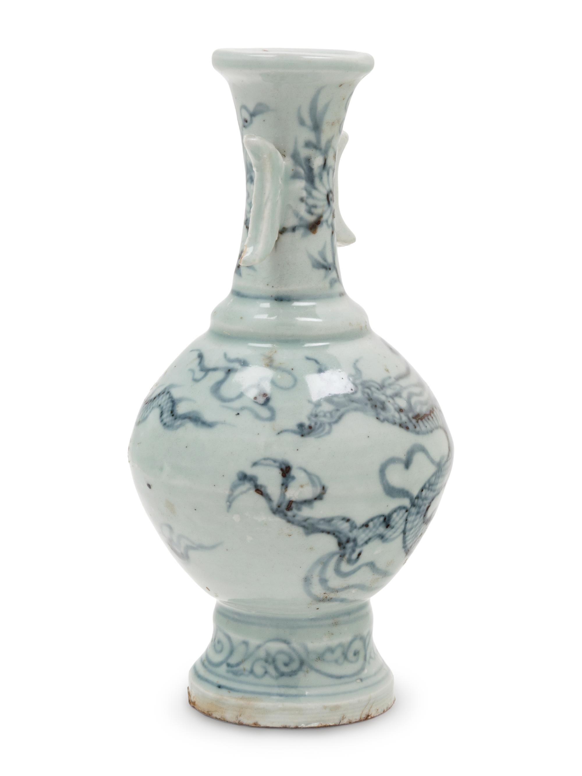 A Blue and White Porcelain 'Dragon' Vase