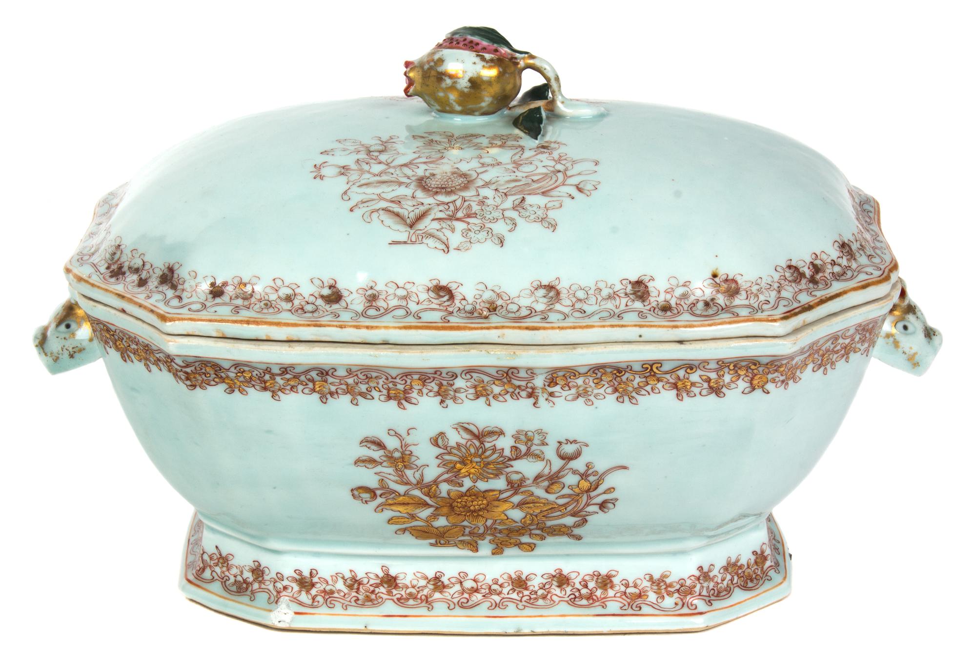 A Chinese Export Porcelain Lidded Tureen Width 13 inches. — EARLY 19TH CENTURY