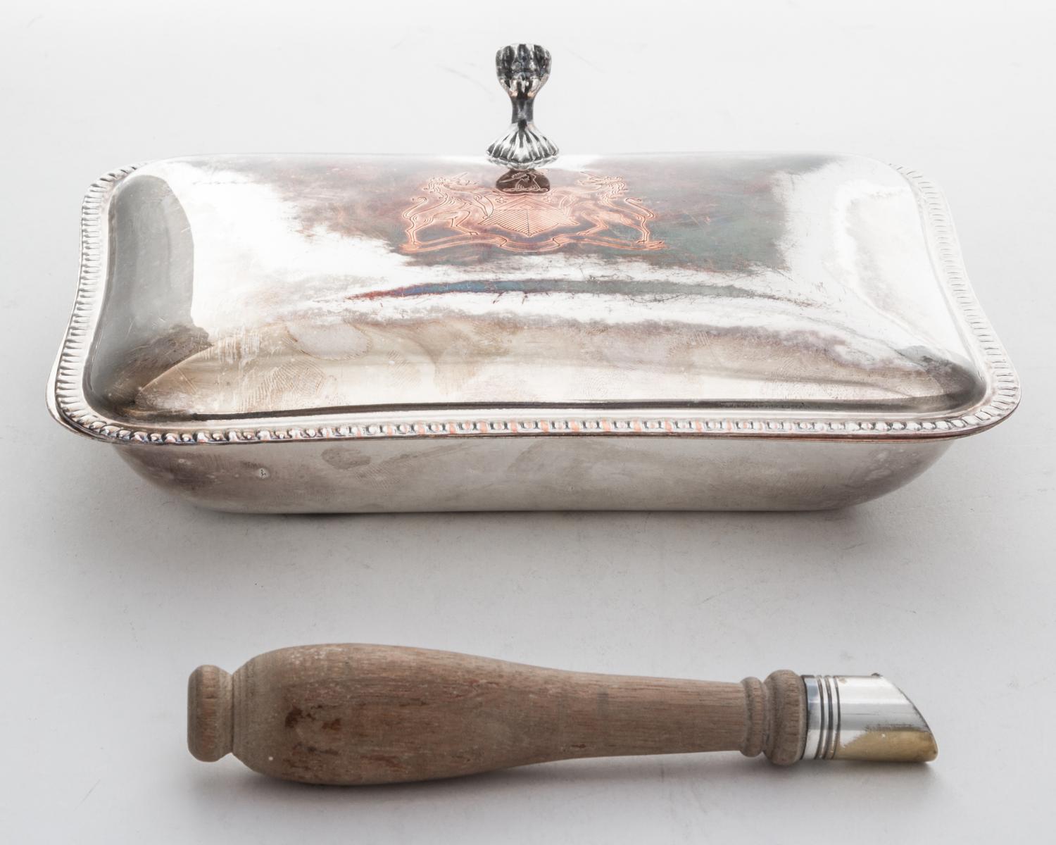 An English Silver-plate Silent Butler, , rounded rectangular form with gardrooned border, handle detached.