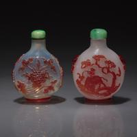 Two Chinese Ruby-Overlay Glass Snuff Bottles, Qing Dynasty, 19th Century — 清晚期 套寶石紅料及雪霏地套寶石紅料鼻煙壺兩支