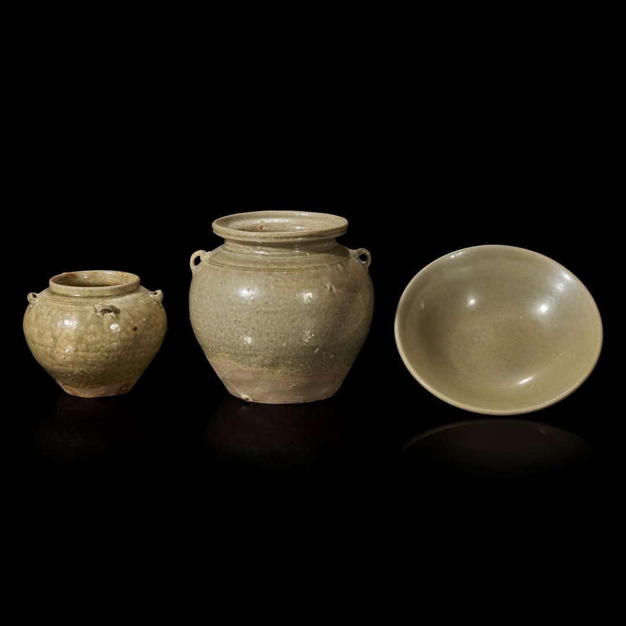 Two Chinese Yue celadon-glazed stoneware jars and a bowl 越窑青釉罐两件及一小碗 Jin dynasty to Tang dynasty ???