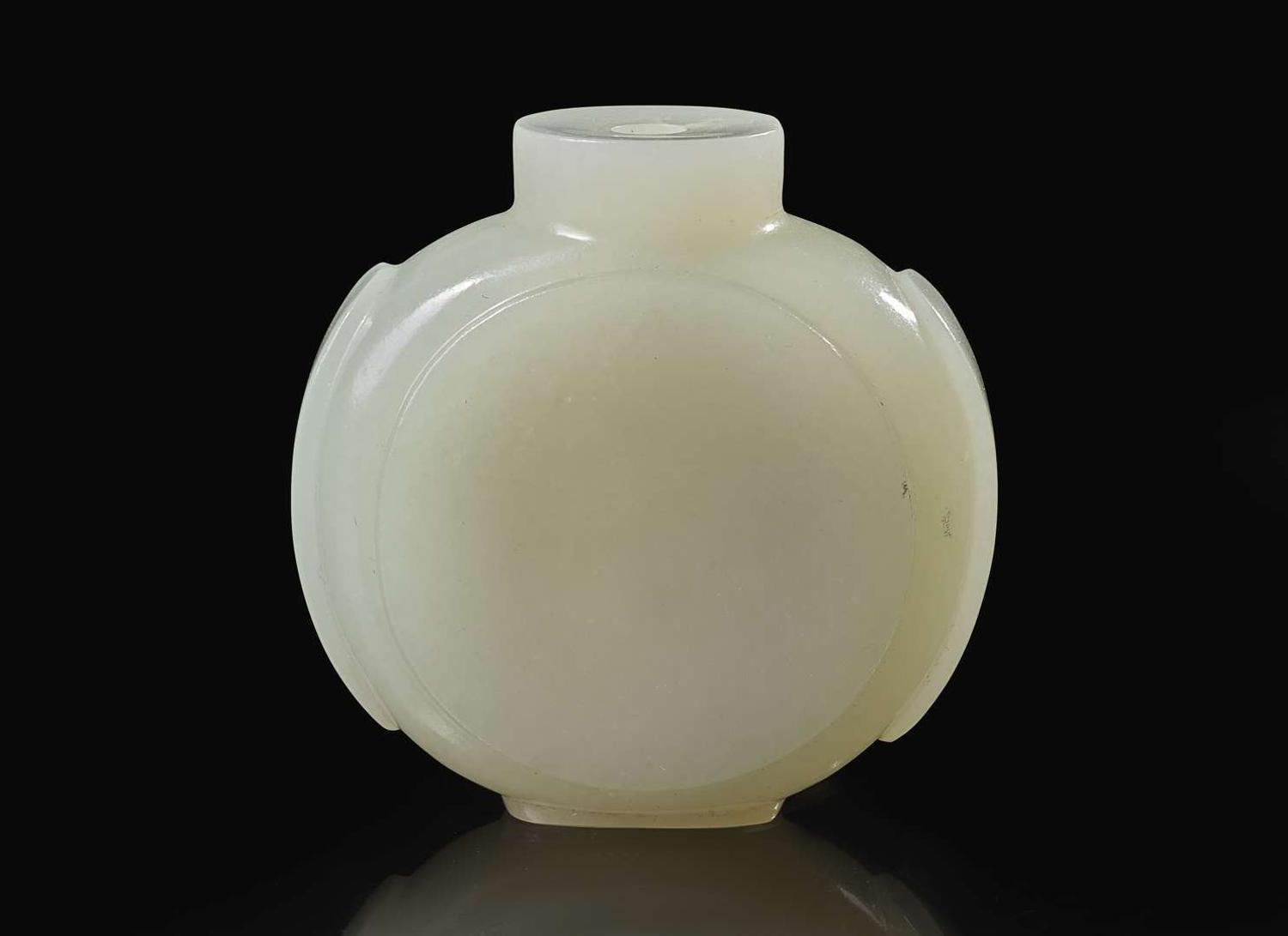 A Chinese white jade snuff bottle, the bottle 18th century 白玉鼻煙壺 壺身十八世紀