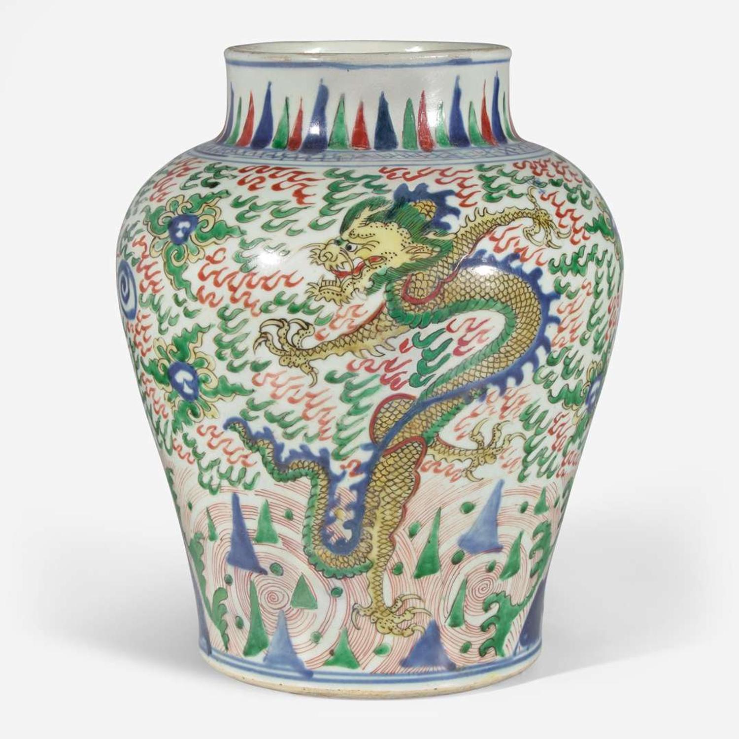 A Chinese Wucai decorated "Dragons" jar 五彩龍紋罐 17th century ????