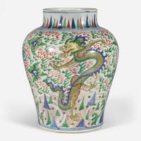 A Chinese Wucai decorated "Dragons" jar 五彩龍紋罐 17th century ????