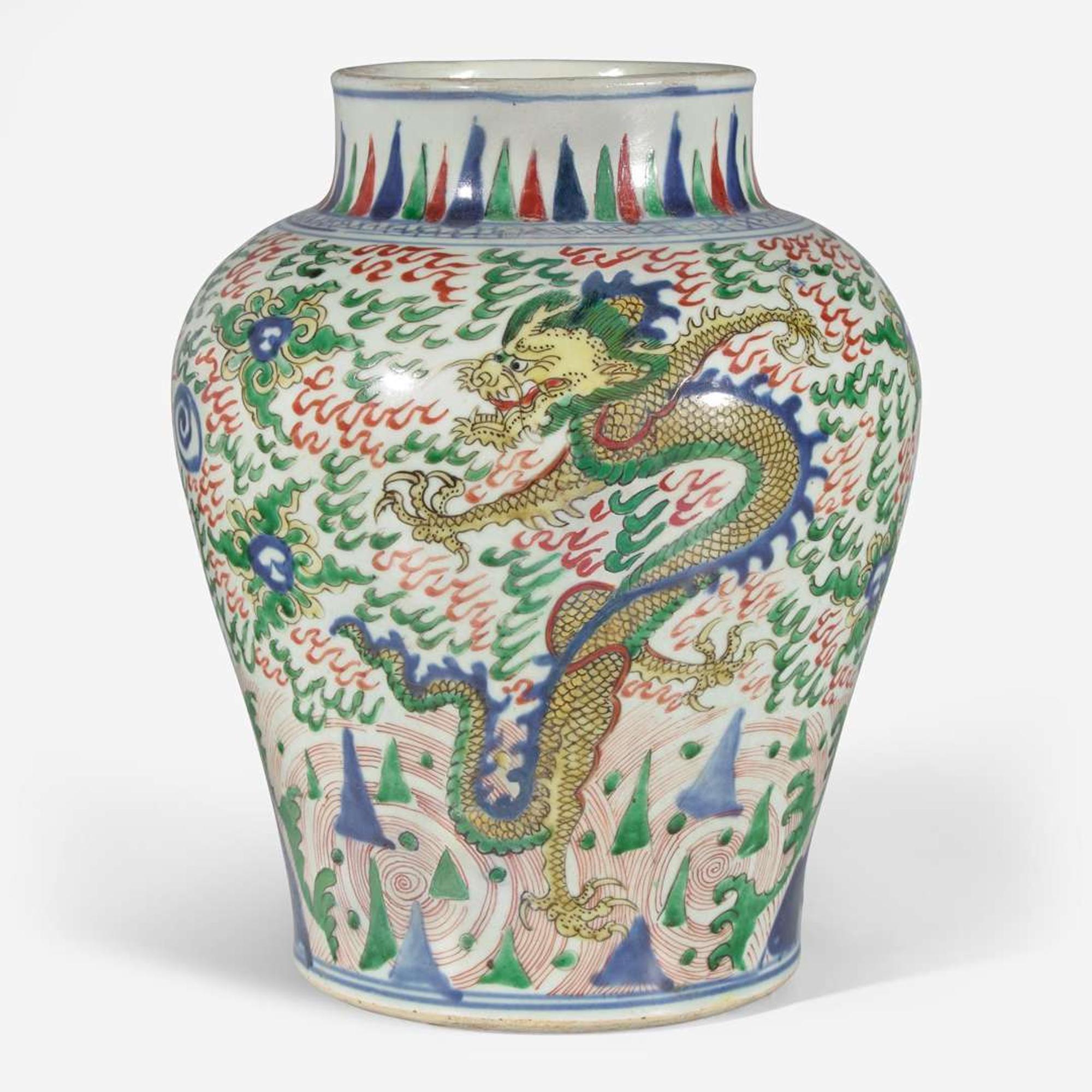 A Chinese Wucai decorated "Dragons" jar 五彩龍紋罐 17th century ????