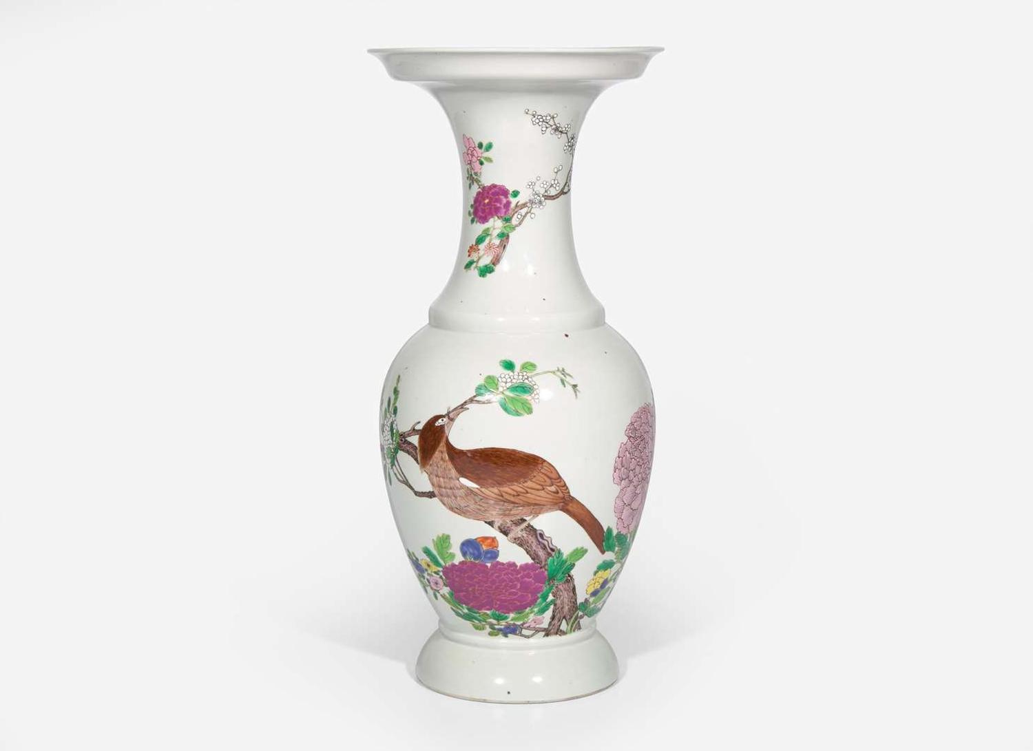 A large Chinese famille rose-decorated "Bird and Flowers" vase 粉彩花鳥瓶