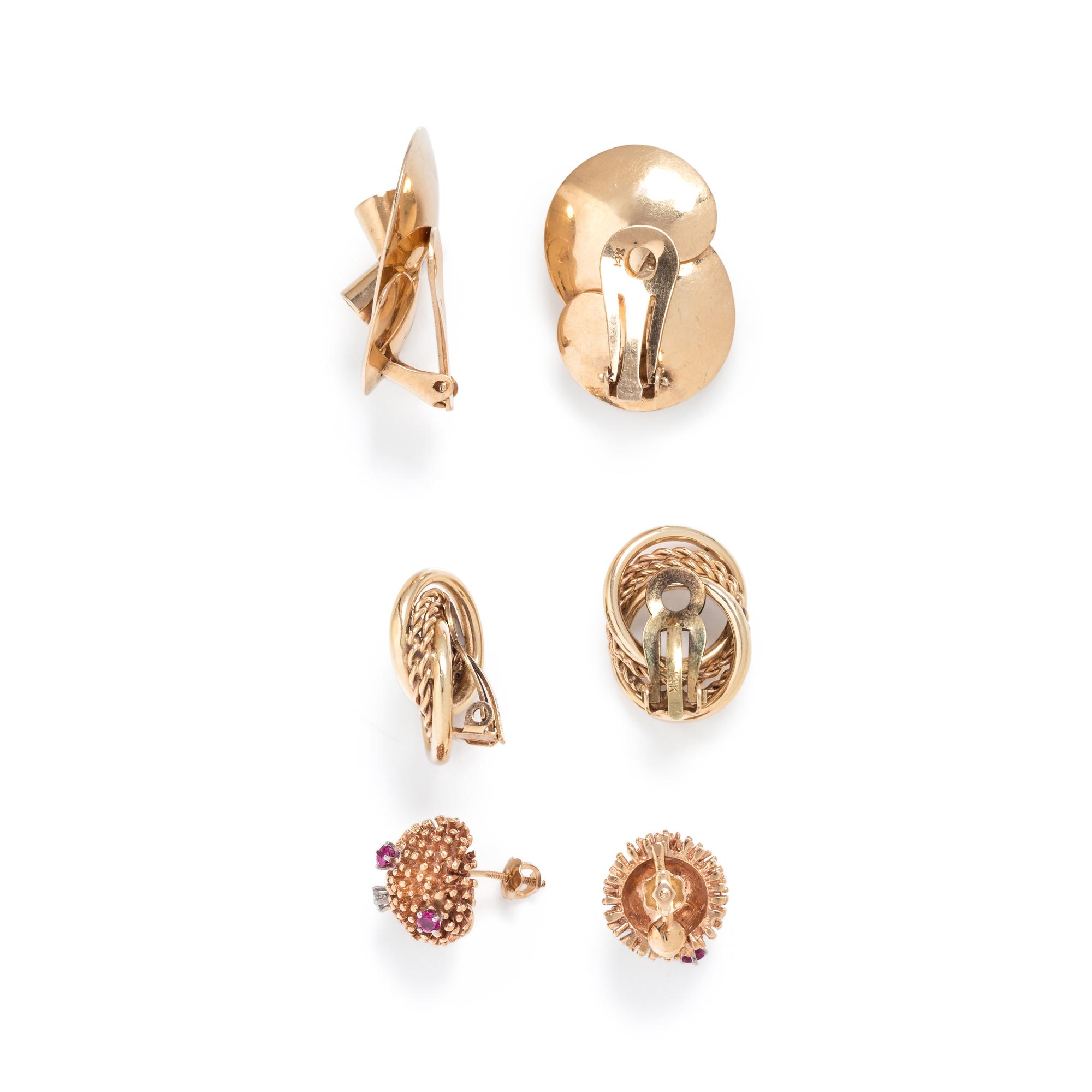 COLLECTION OF YELLOW GOLD EARRINGS