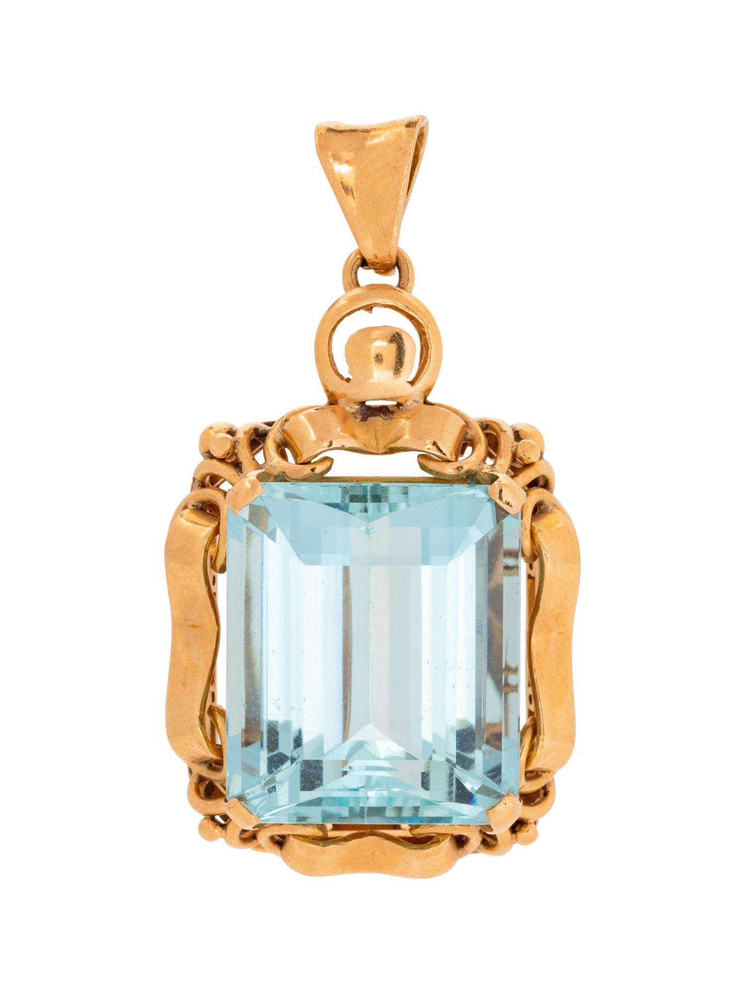 A Yellow Gold and Aquamarine Pendant,
