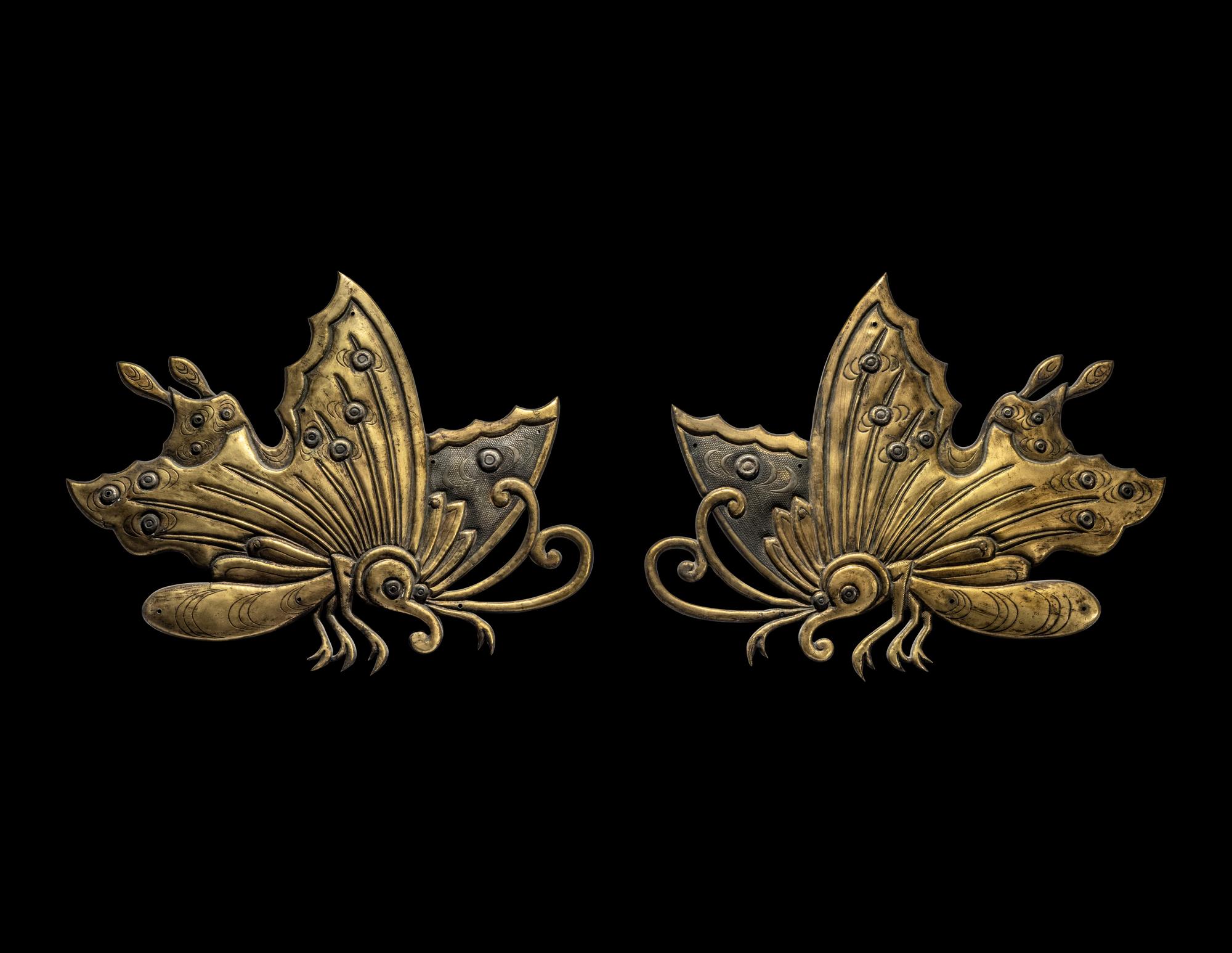 A Pair of Japanese Gilt Bronze 'Butterflies' Ornamental Architectural Studs, Momoyama Period 日本桃山時代 銅鎏金蝴蝶式門首一對
