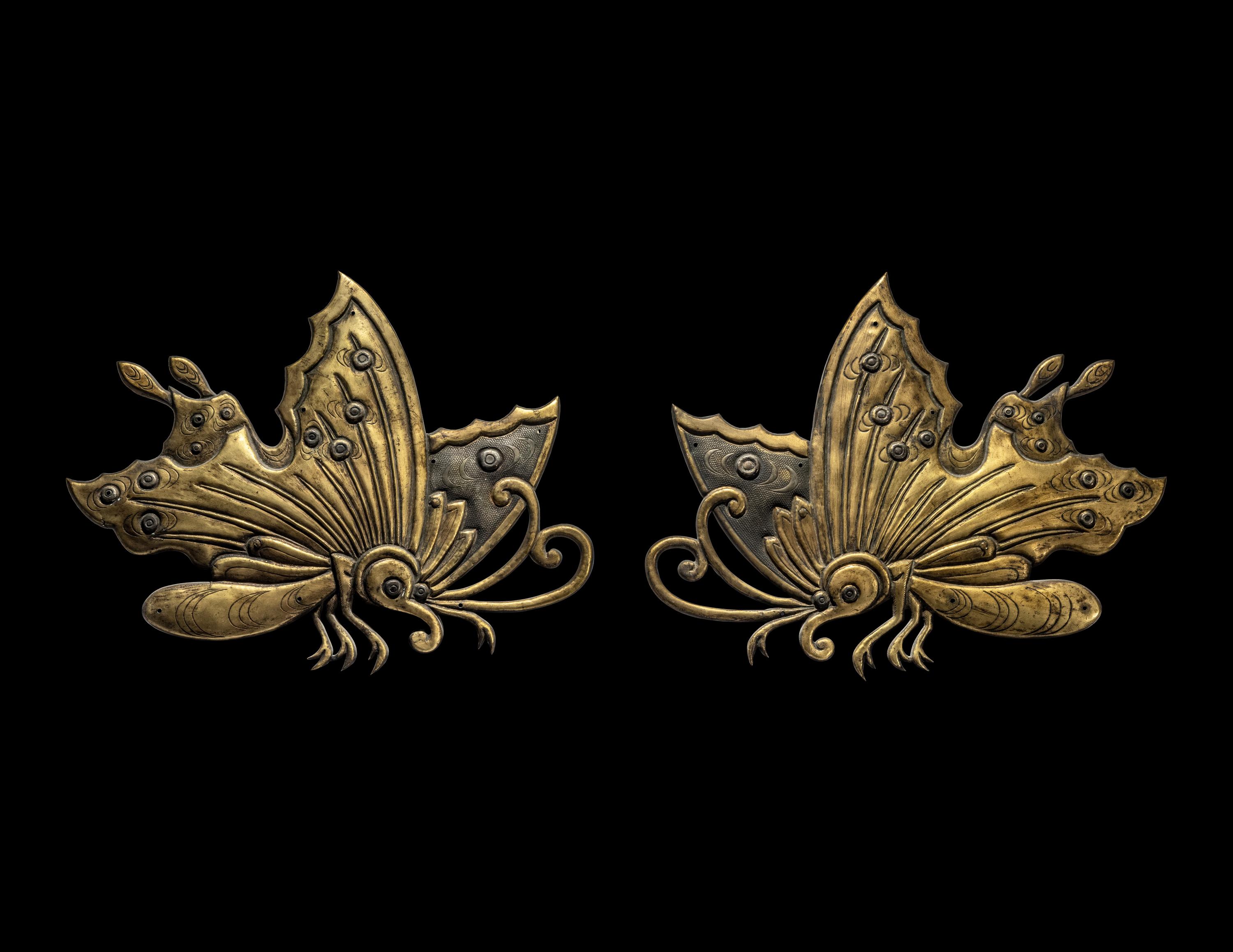 A Pair of Japanese Gilt Bronze 'Butterflies' Ornamental Architectural Studs, Momoyama Period 日本桃山時代 銅鎏金蝴蝶式門首一對