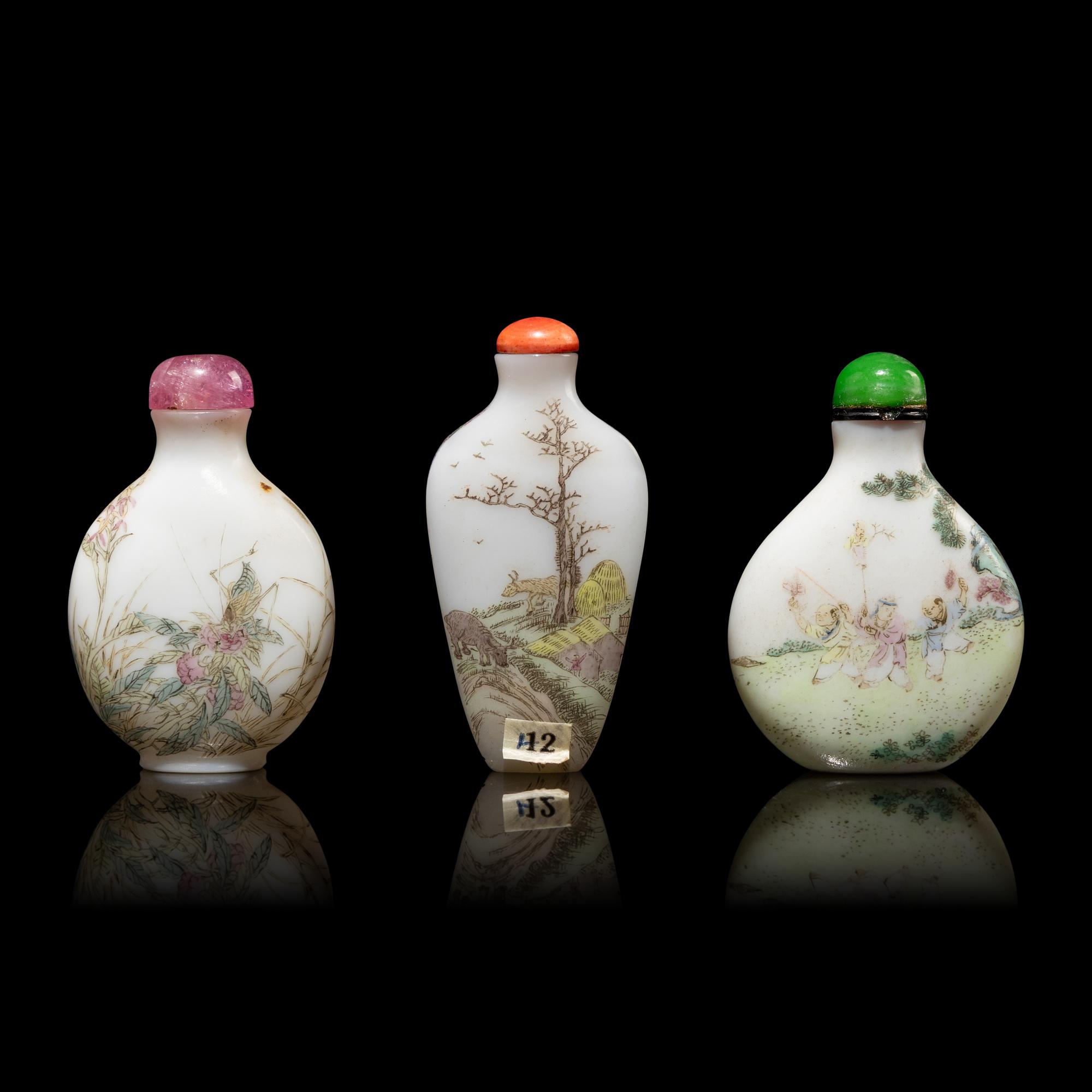 Twenty-One Chinese Snuff Bottles, 19th-Early 20th Century — 晚清-民國 各式鼻烟壺一組二十一只