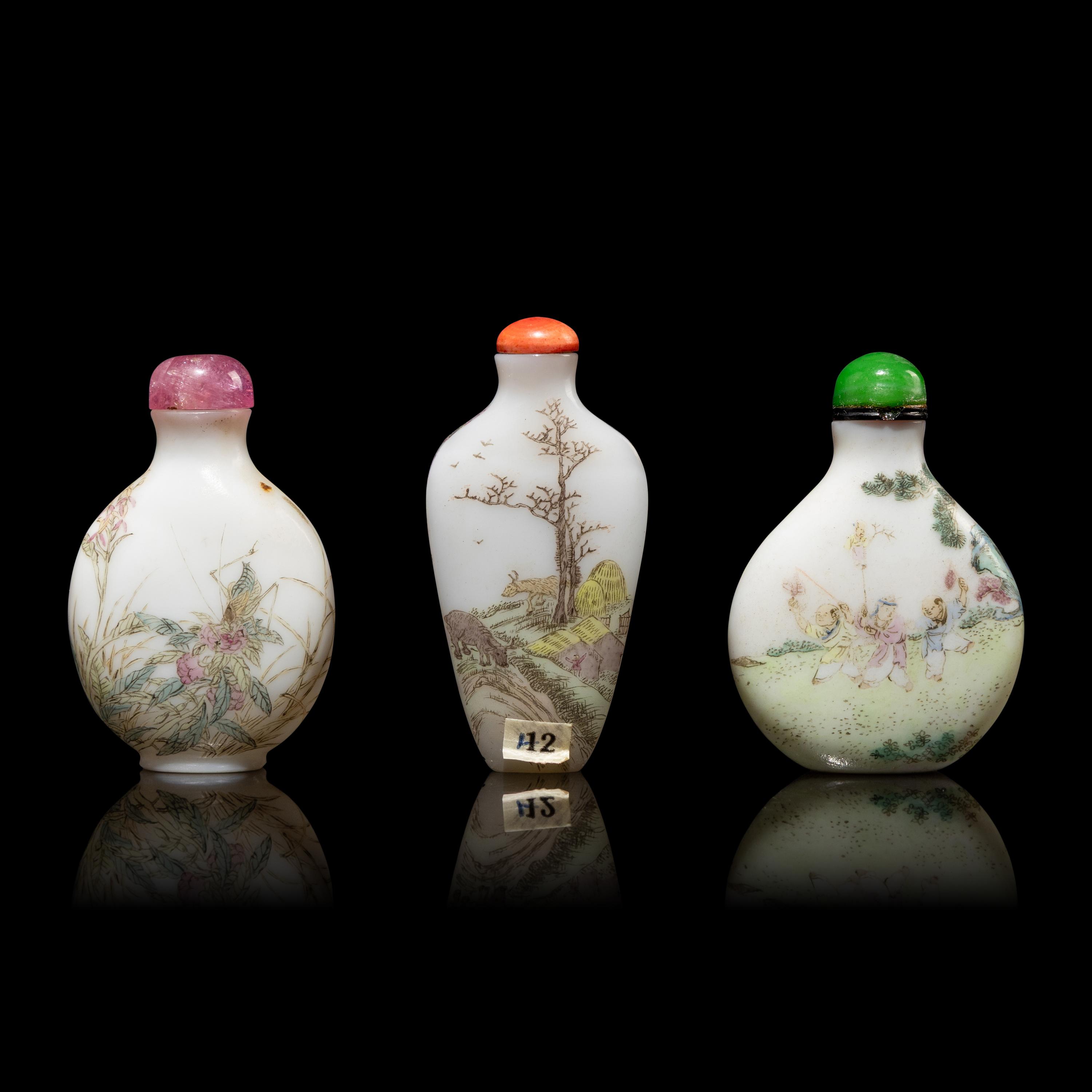 Twenty-One Chinese Snuff Bottles, 19th-Early 20th Century — 晚清-民國 各式鼻烟壺一組二十一只