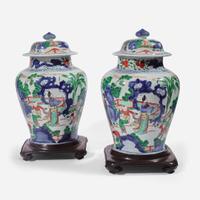 A pair of Chinese wucai decorated porcelain jars with covers 五彩带盖带底座大罐一对