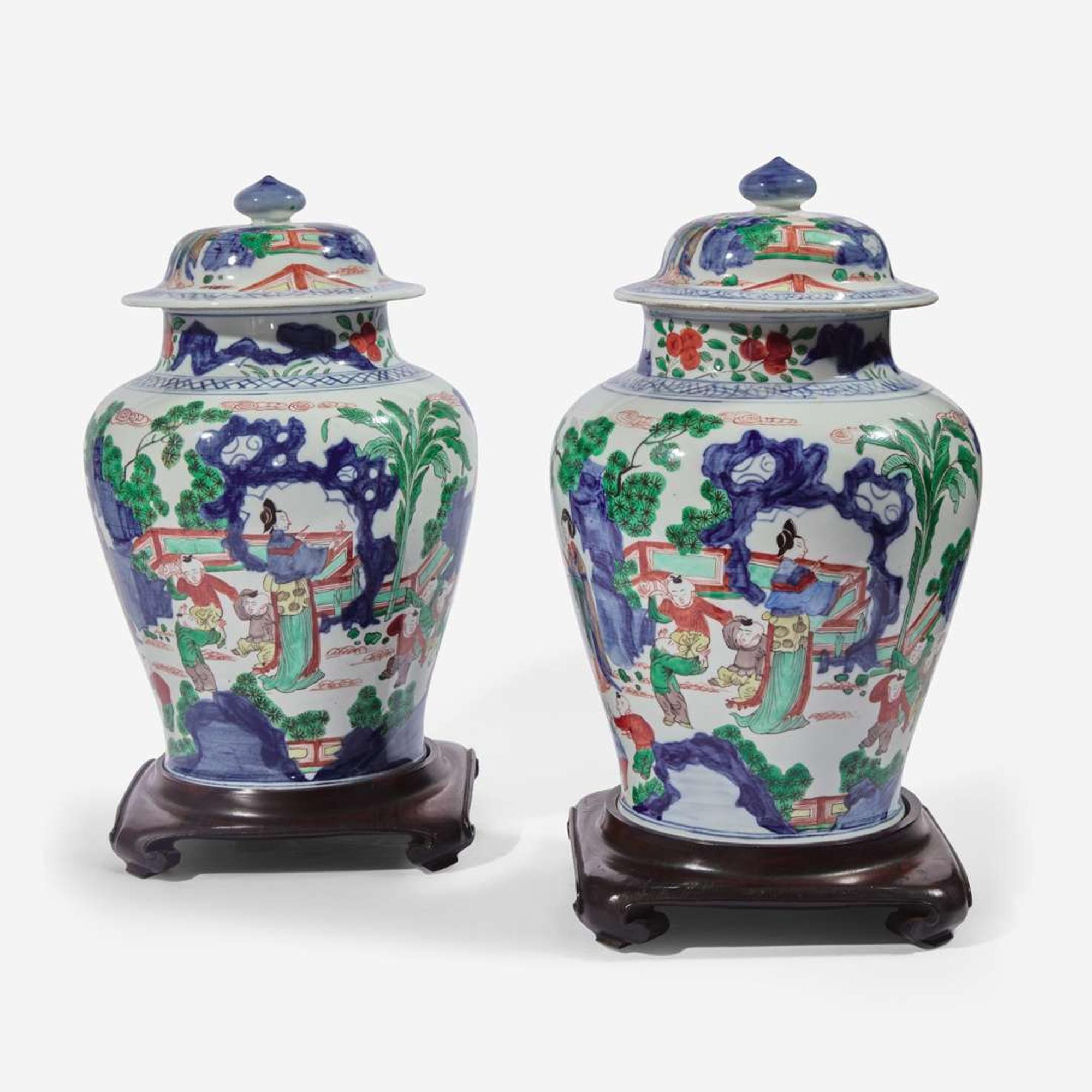 A pair of Chinese wucai decorated porcelain jars with covers 五彩带盖带底座大罐一对