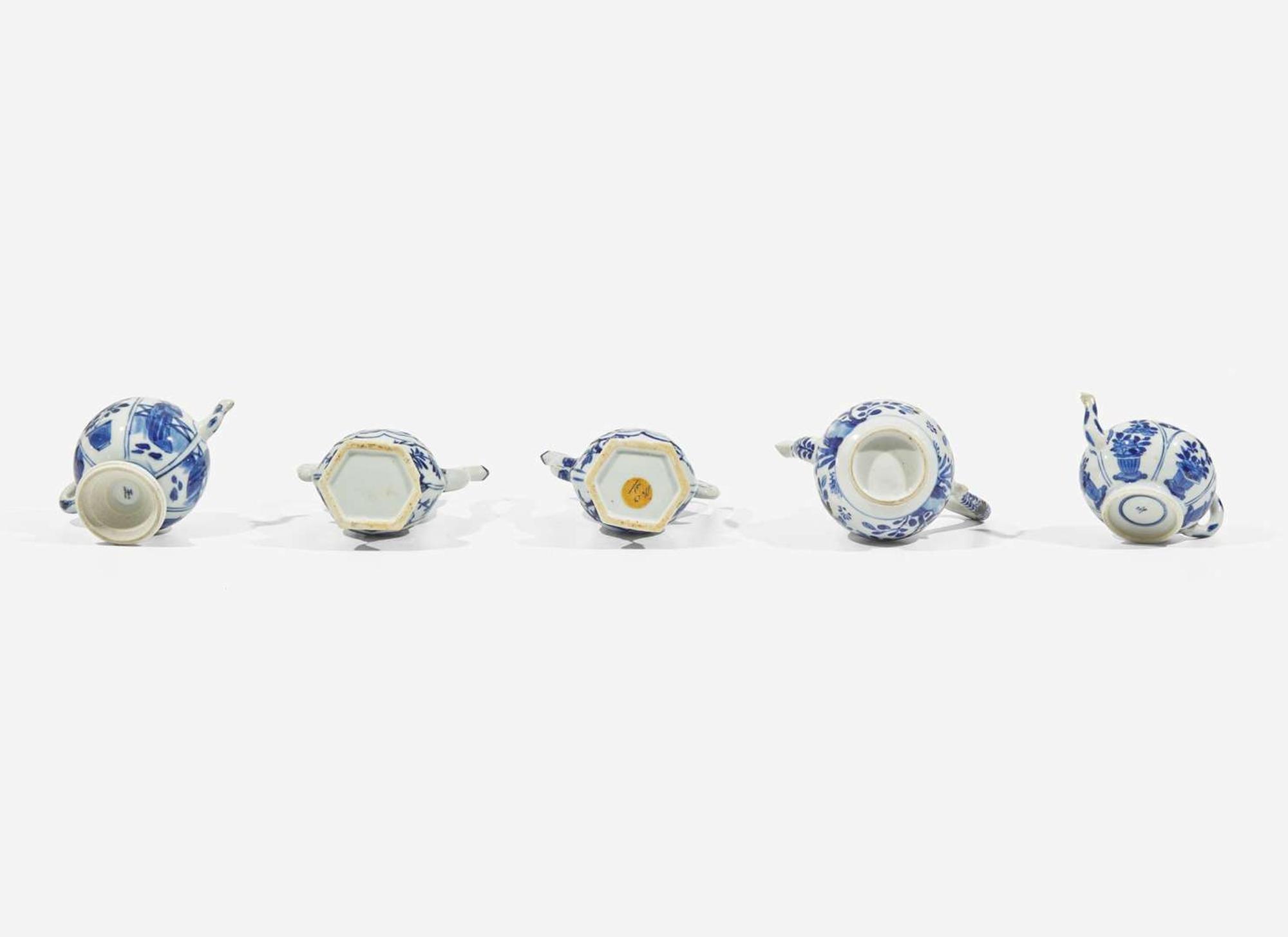 Group of five Chinese porcelain small ewers and teapots, Kangxi period 青花外銷瓷茶壺執壺五件 清 康熙