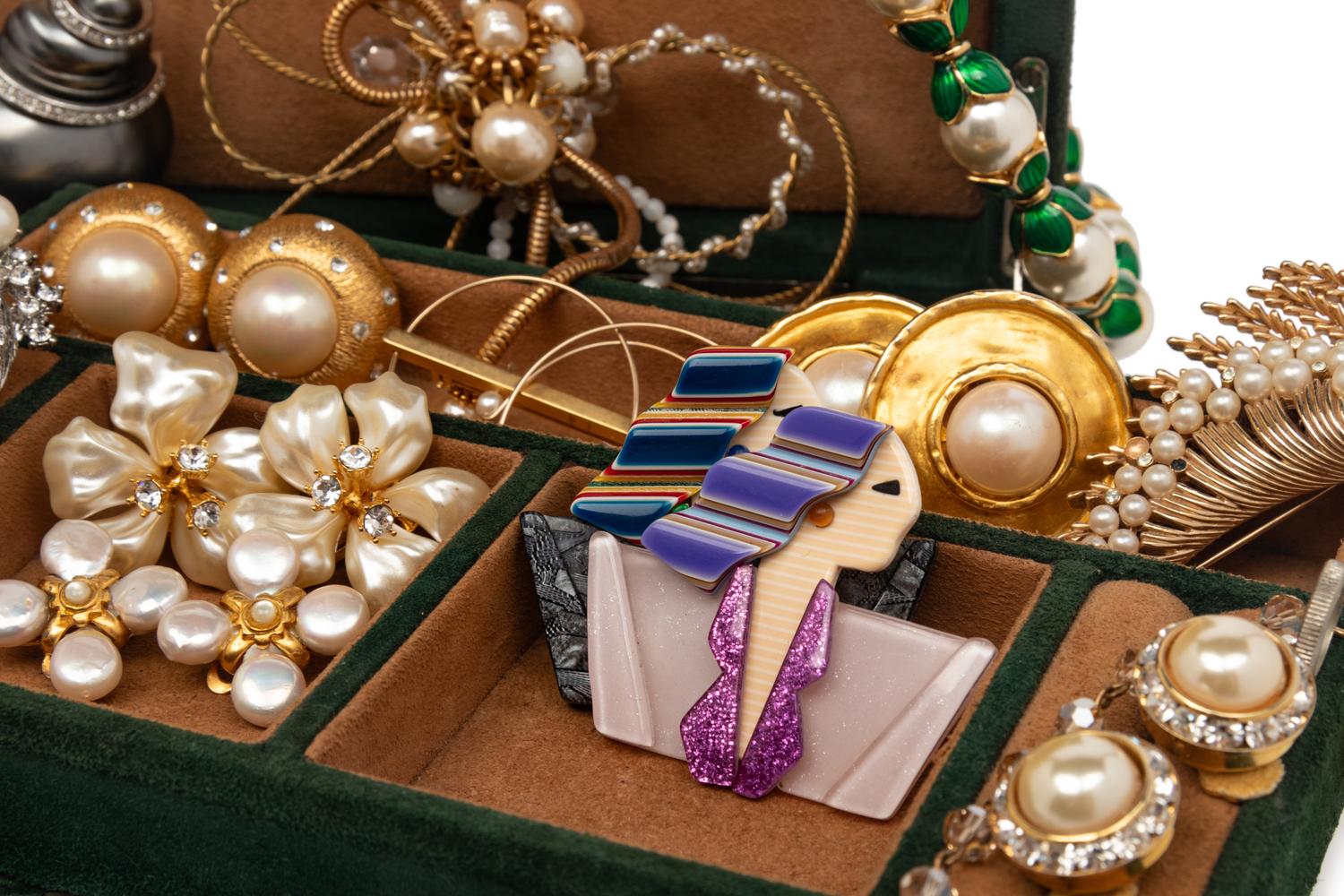 GREEN SUEDE JEWELRY BOX WITH A COLLECTION OF COSTUME JEWELRY