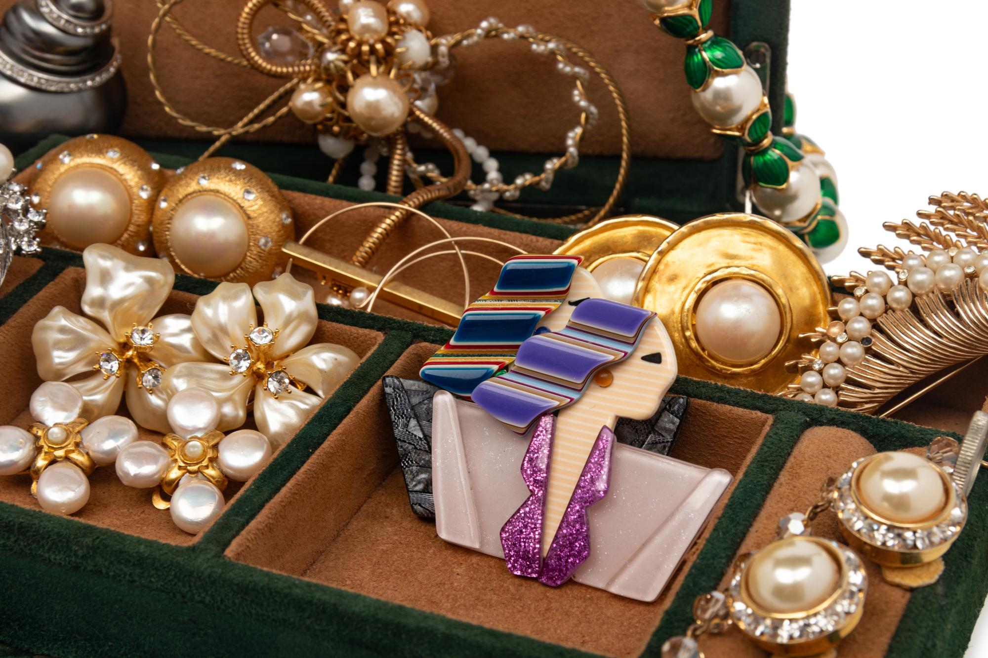GREEN SUEDE JEWELRY BOX WITH A COLLECTION OF COSTUME JEWELRY