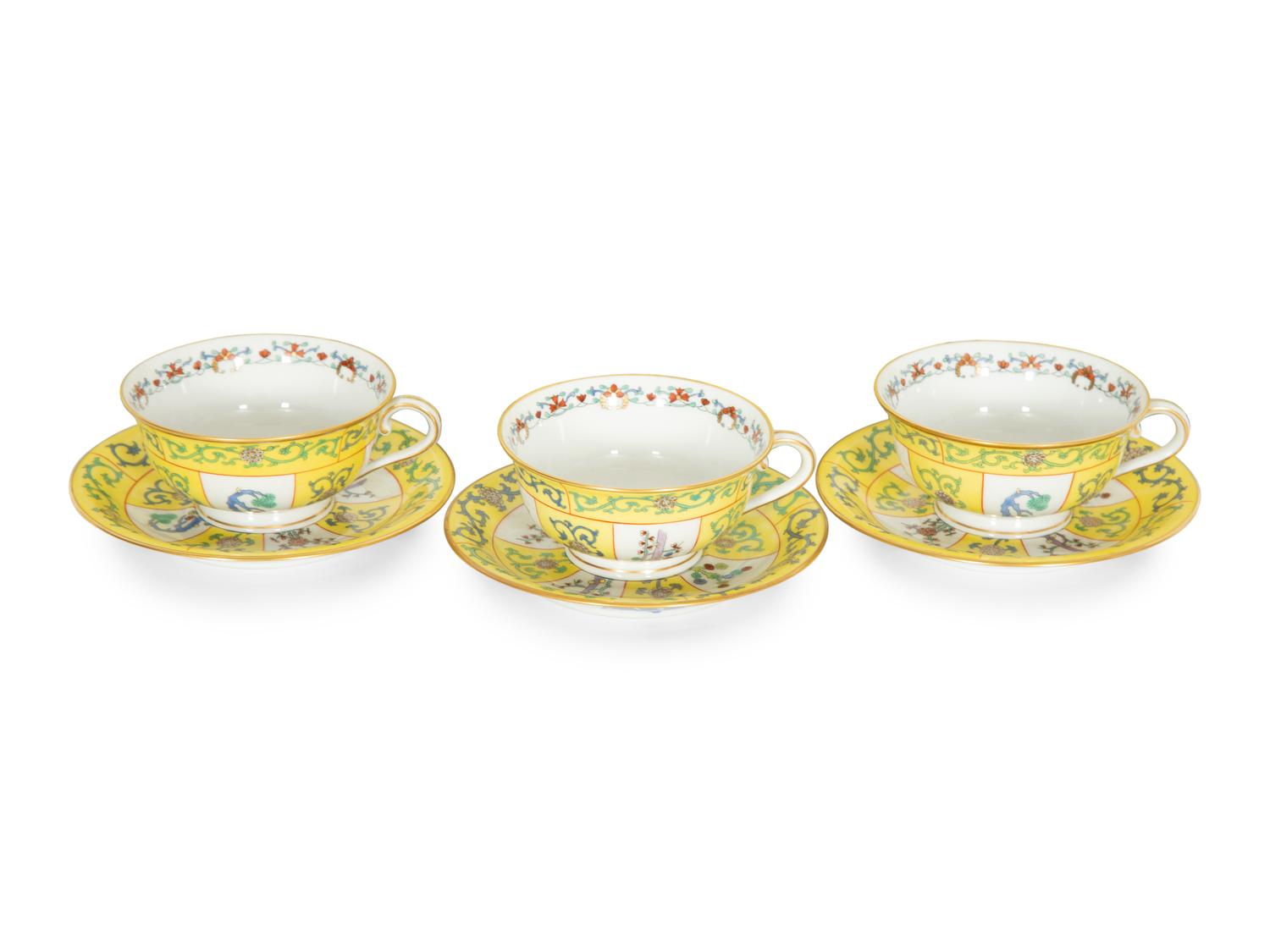 A Herend Yellow Dynasty Siang Jaune Porcelain Dinner Service