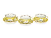 A Herend Yellow Dynasty Siang Jaune Porcelain Dinner Service