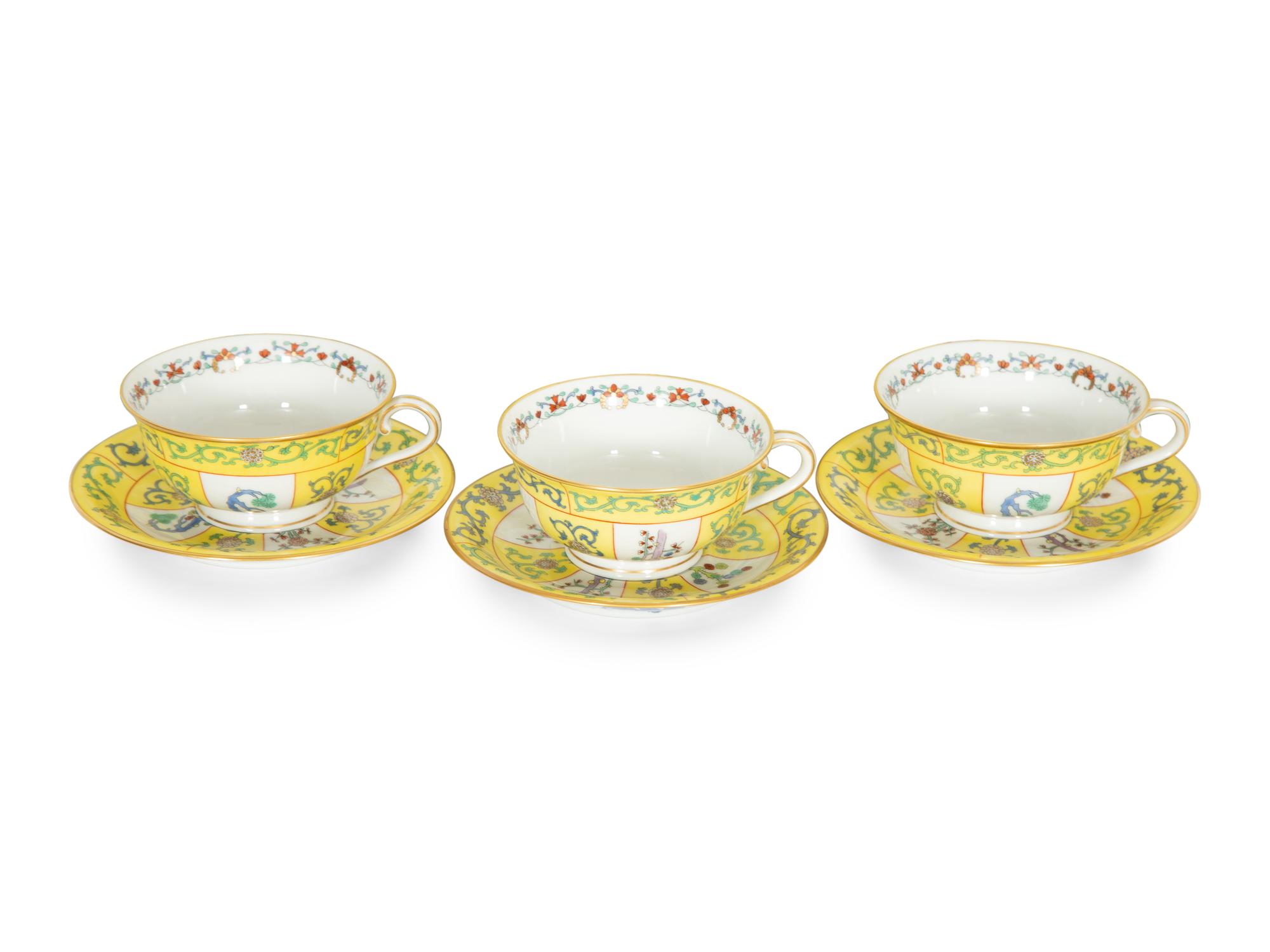 A Herend Yellow Dynasty Siang Jaune Porcelain Dinner Service