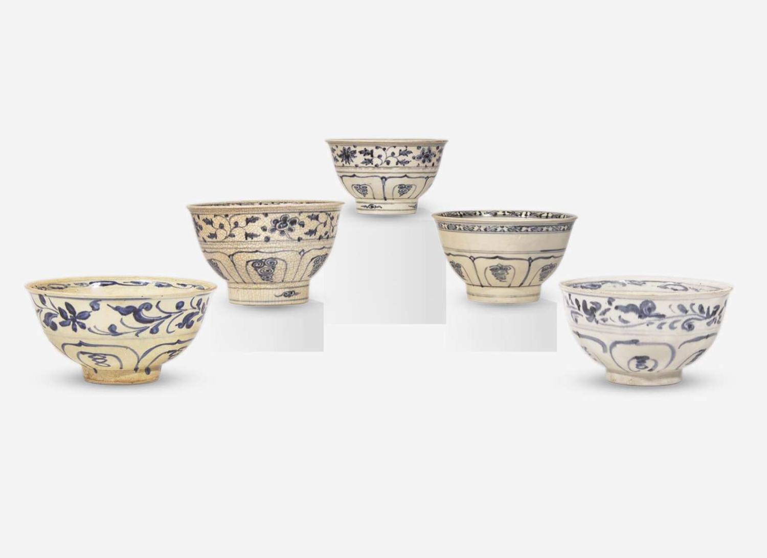 Five Vietnamese blue and white bowls, Le dynasty 15th-16th century 越南青花瓷一組五件 後黎朝 十五或十六世紀