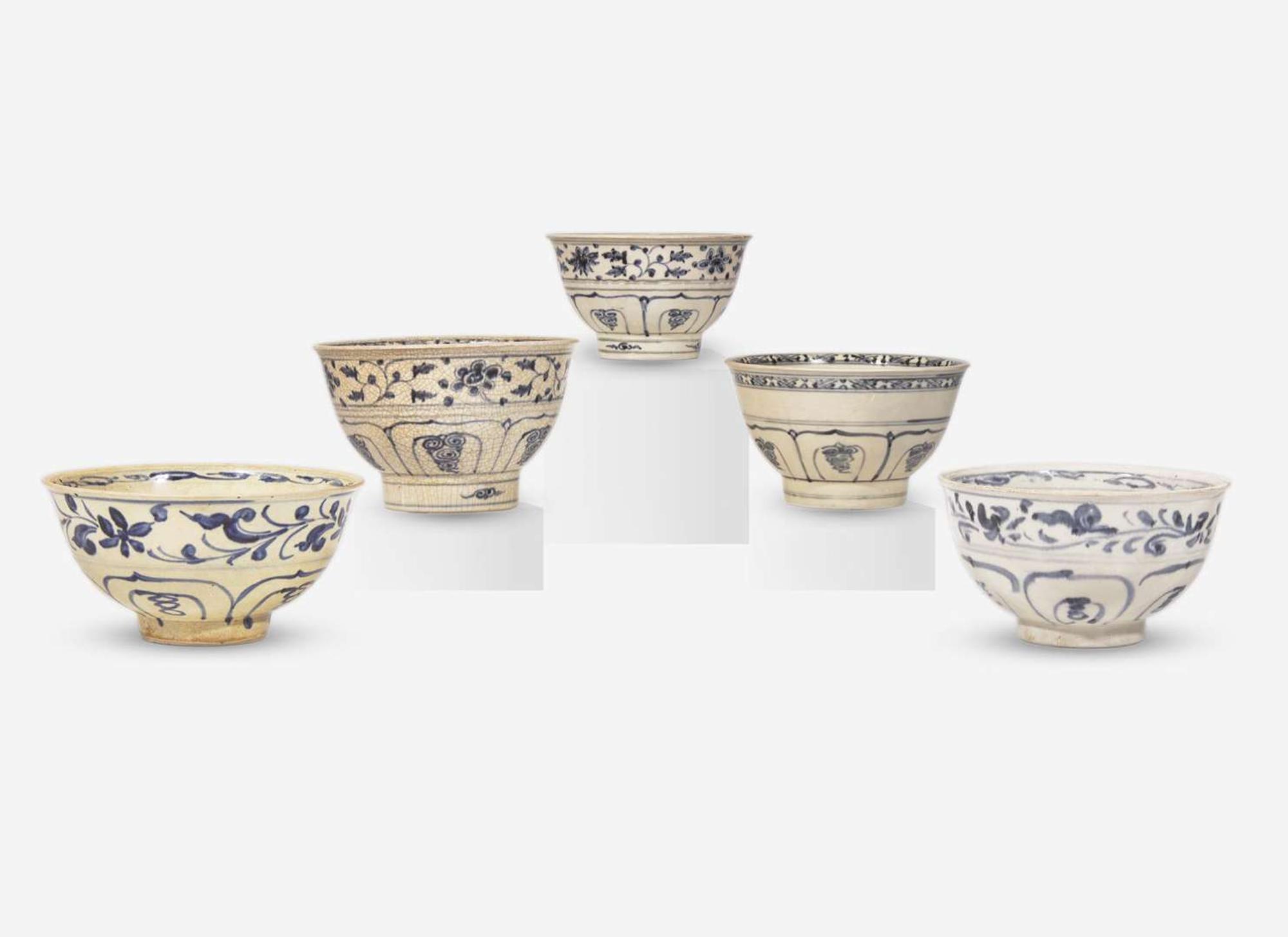 Five Vietnamese blue and white bowls, Le dynasty 15th-16th century 越南青花瓷一組五件 後黎朝 十五或十六世紀