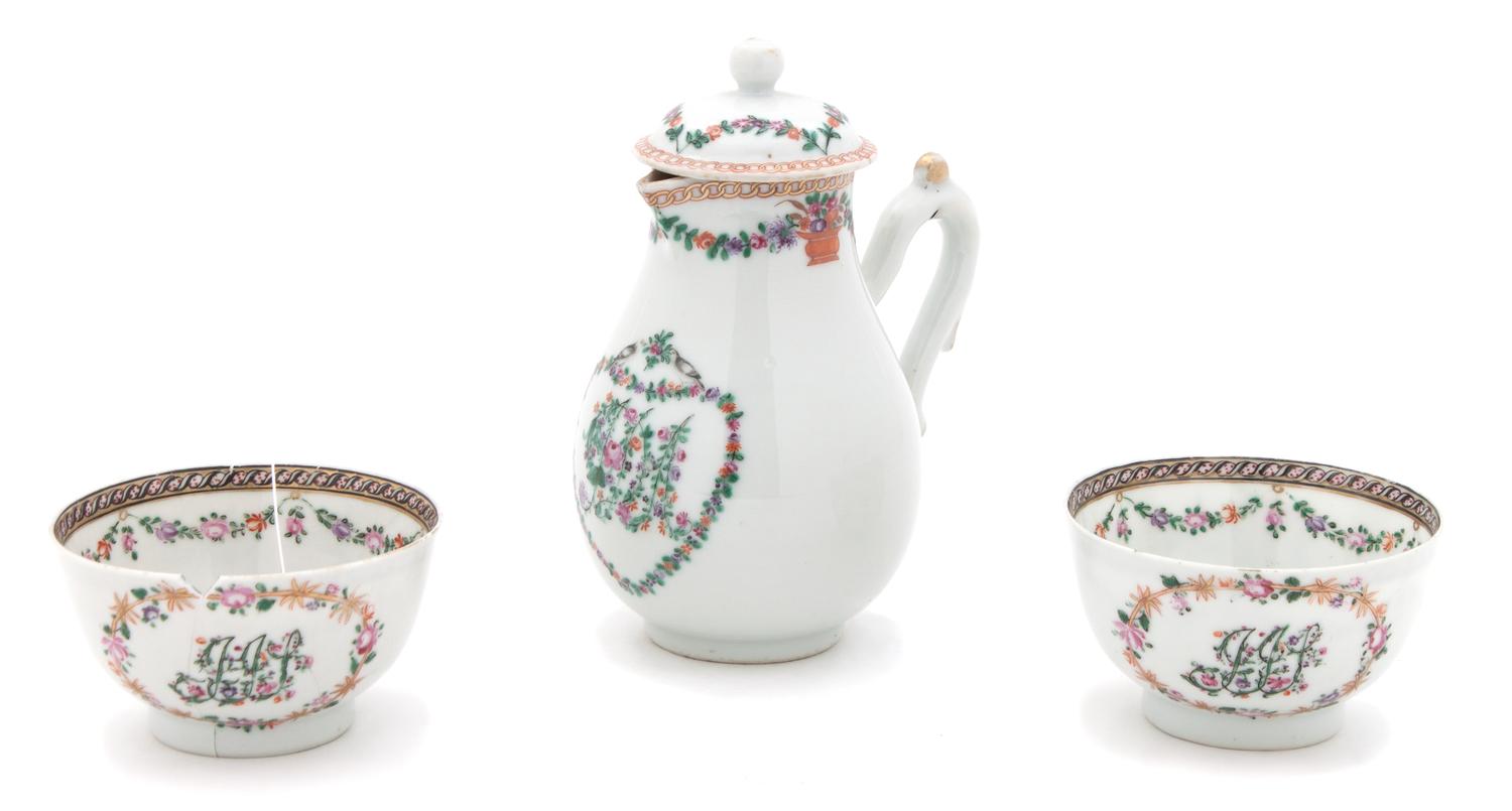 A Chinese Export Porcelain Chocolate Pot Height 5 1/4 inches.