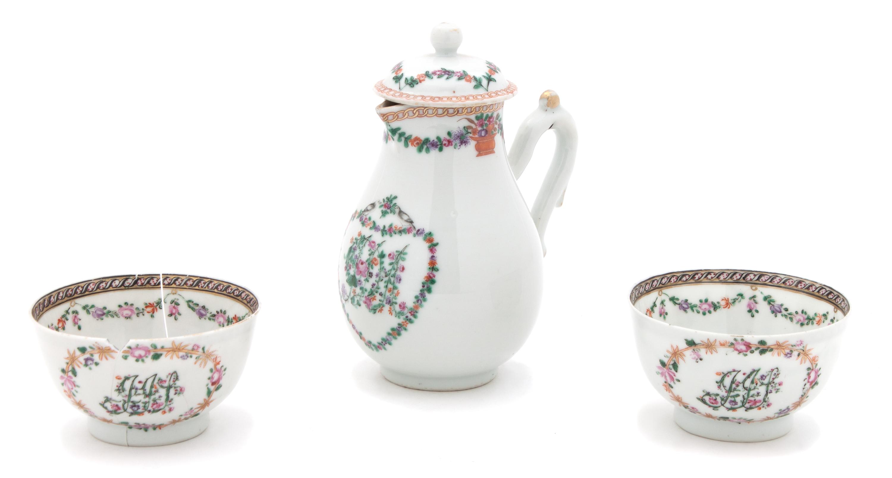 A Chinese Export Porcelain Chocolate Pot Height 5 1/4 inches.