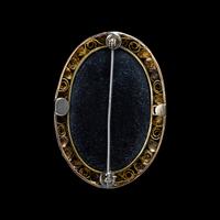 A Neoclassical Gold and Agate Cameo Brooch with Nike