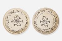Two similar Vietnamese blue and white dishes from the Hoi An Shipwreck, Le Dynasty, mid to late 15th century 會安海撈瓷青花盤兩件 後黎朝 十五世紀中晚期