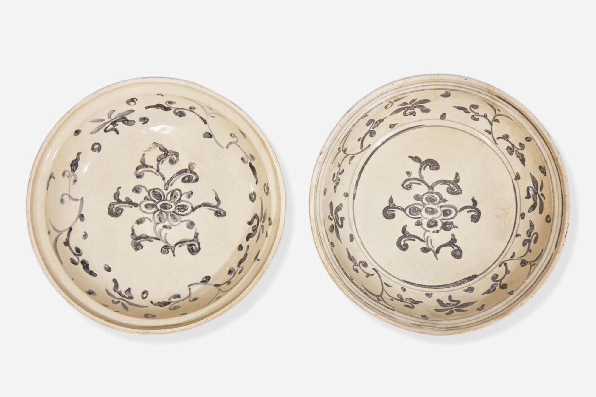 Two similar Vietnamese blue and white dishes from the Hoi An Shipwreck, Le Dynasty, mid to late 15th century 會安海撈瓷青花盤兩件 後黎朝 十五世紀中晚期