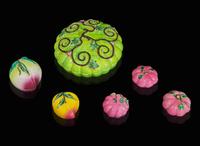 A group of six assorted Chinese enameled peach and melon-form covered sweetmeat boxes and ornaments 瓜果形瓷器一組六件