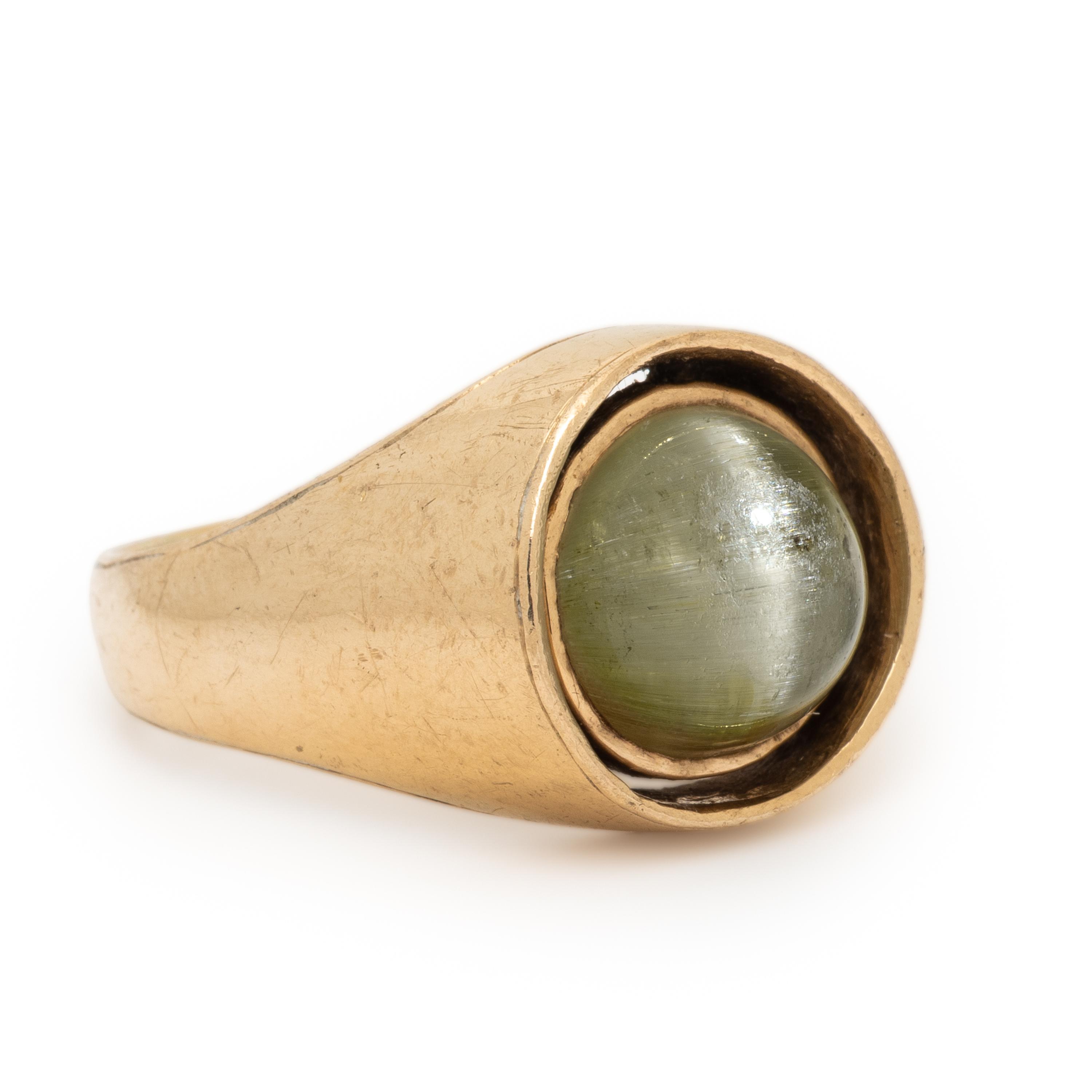 CAT'S EYE TOURMALINE AND YELLOW GOLD RING