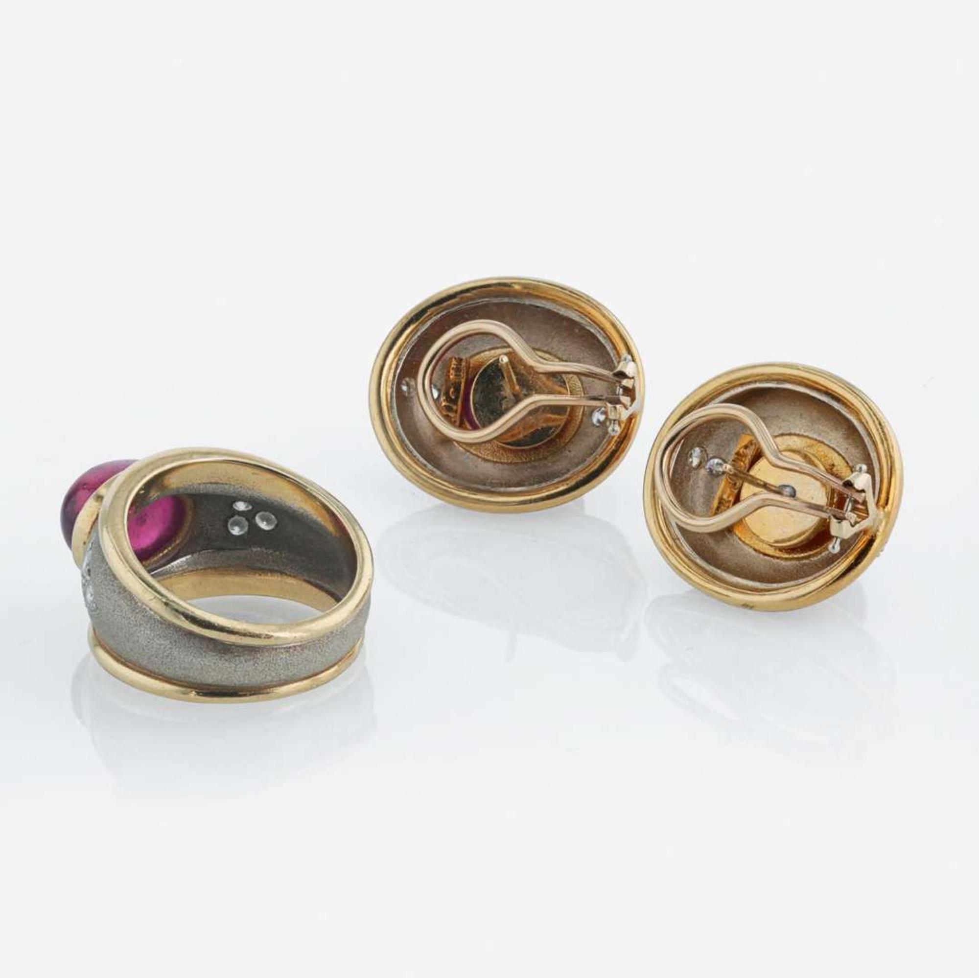 A pair of 18K bicolor gold earrings with matching ring, LLBA