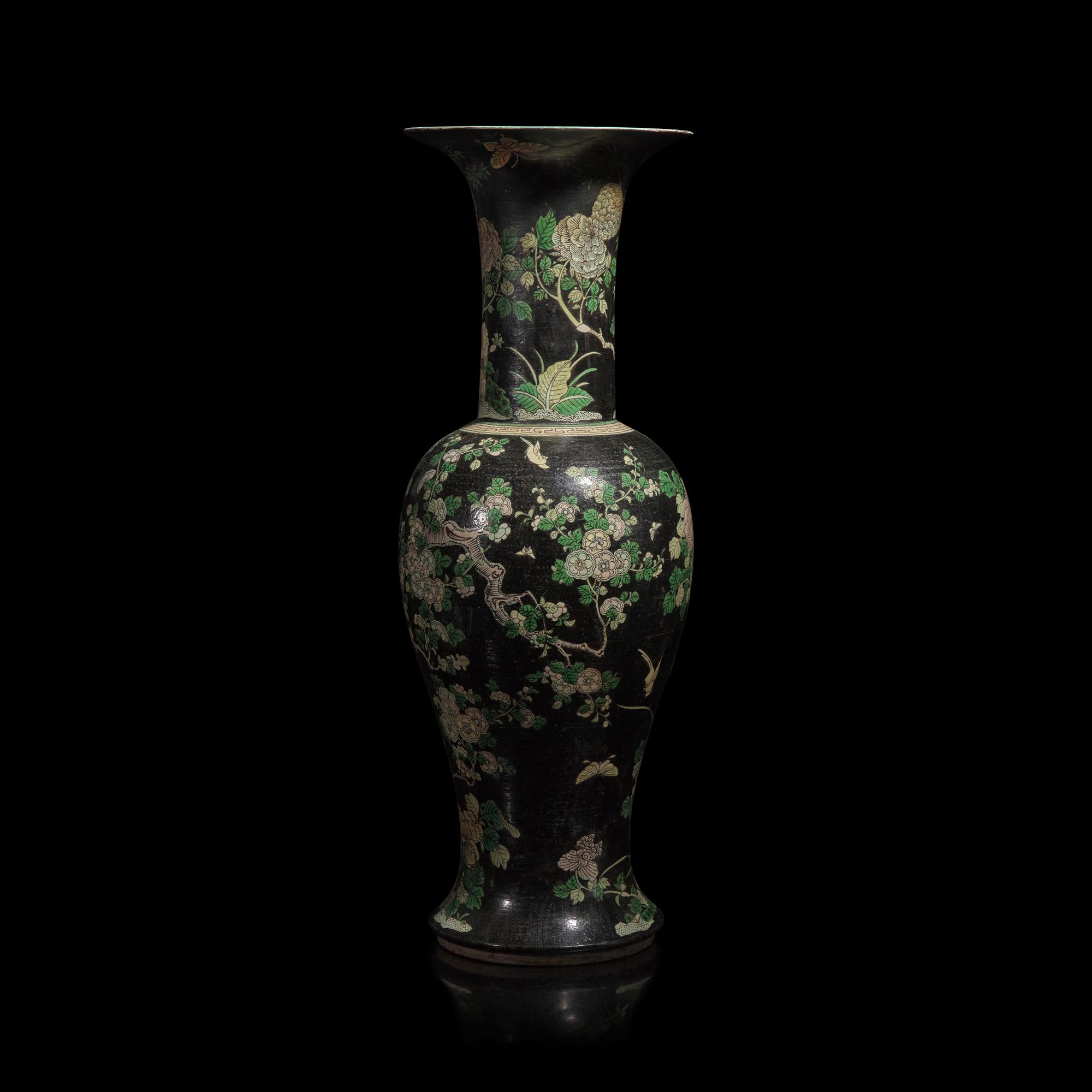 A Large Chinese Famille Noire Porcelain Yenyen Vase, Late 19th Century — 清晚期 素三彩大觀音瓶