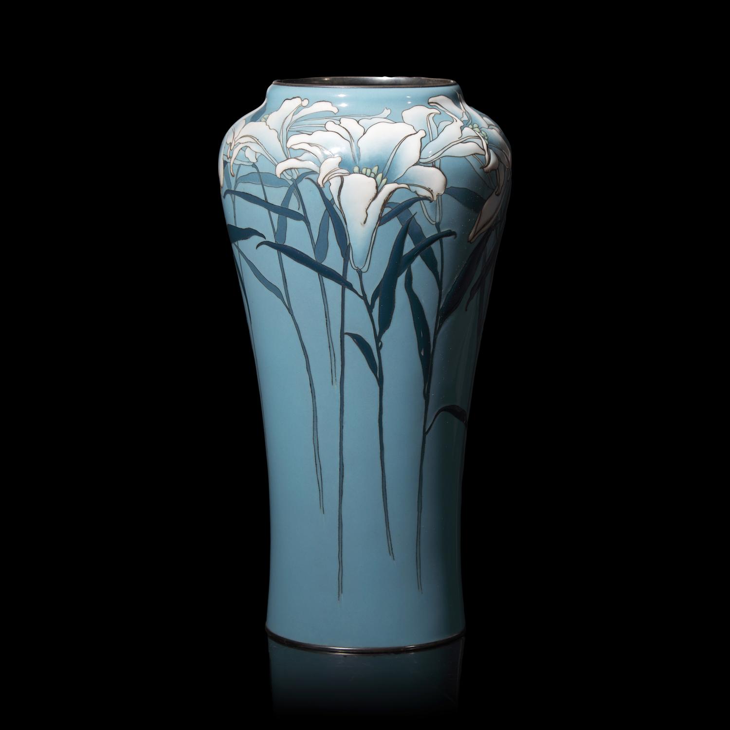 A Japanese Cloisonne and Moriage Enamel 'Lilies' Vase, Ando Jubei Workshop, Meiji/Taisho Period 日本明治/大正時代 安藤重兵尉製七寶燒花樽